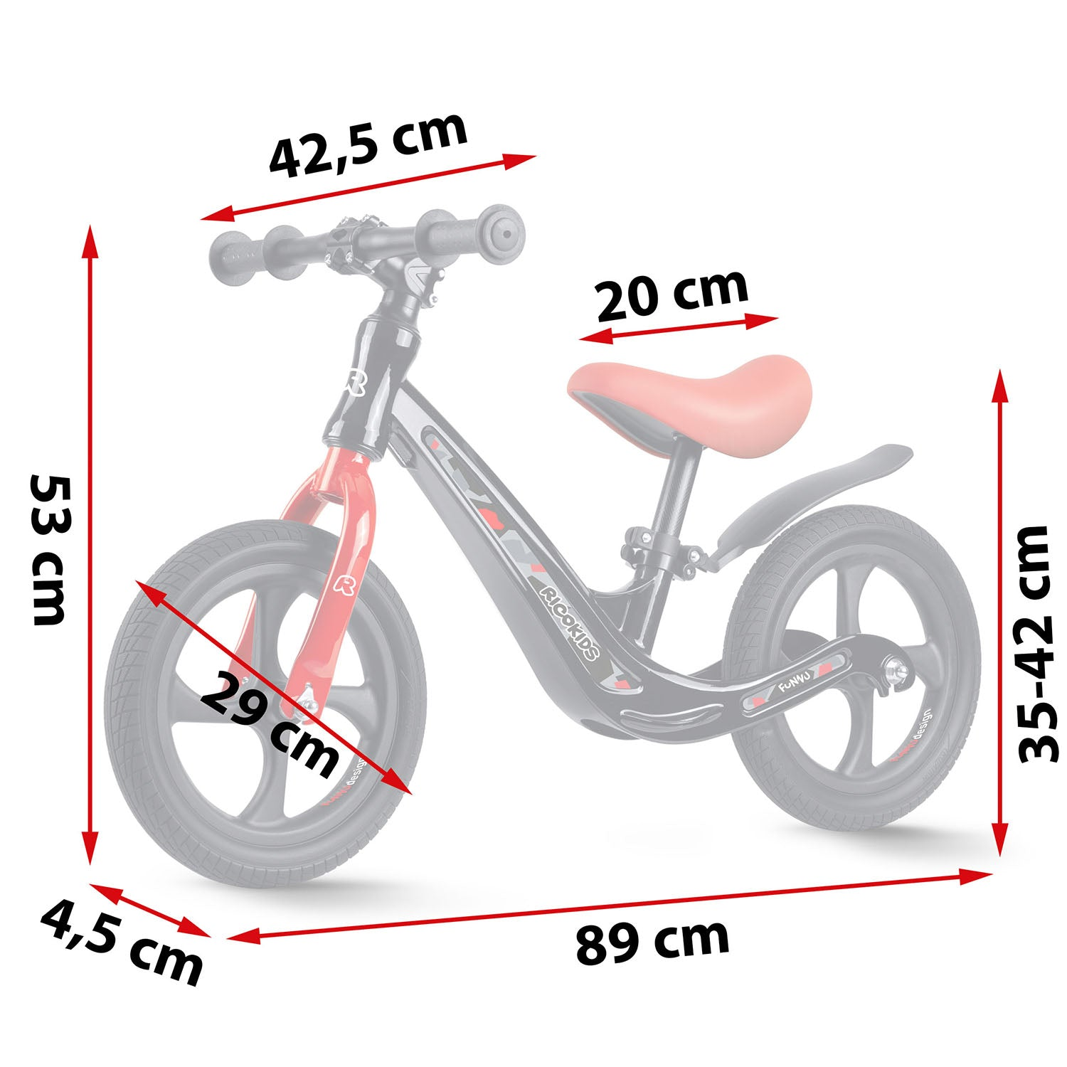 Una bicicleta de equilibrio roja y negra con etiquetas de dimensiones. Tiene ruedas negras, un asiento rojo y manillar, con medidas en centímetros.