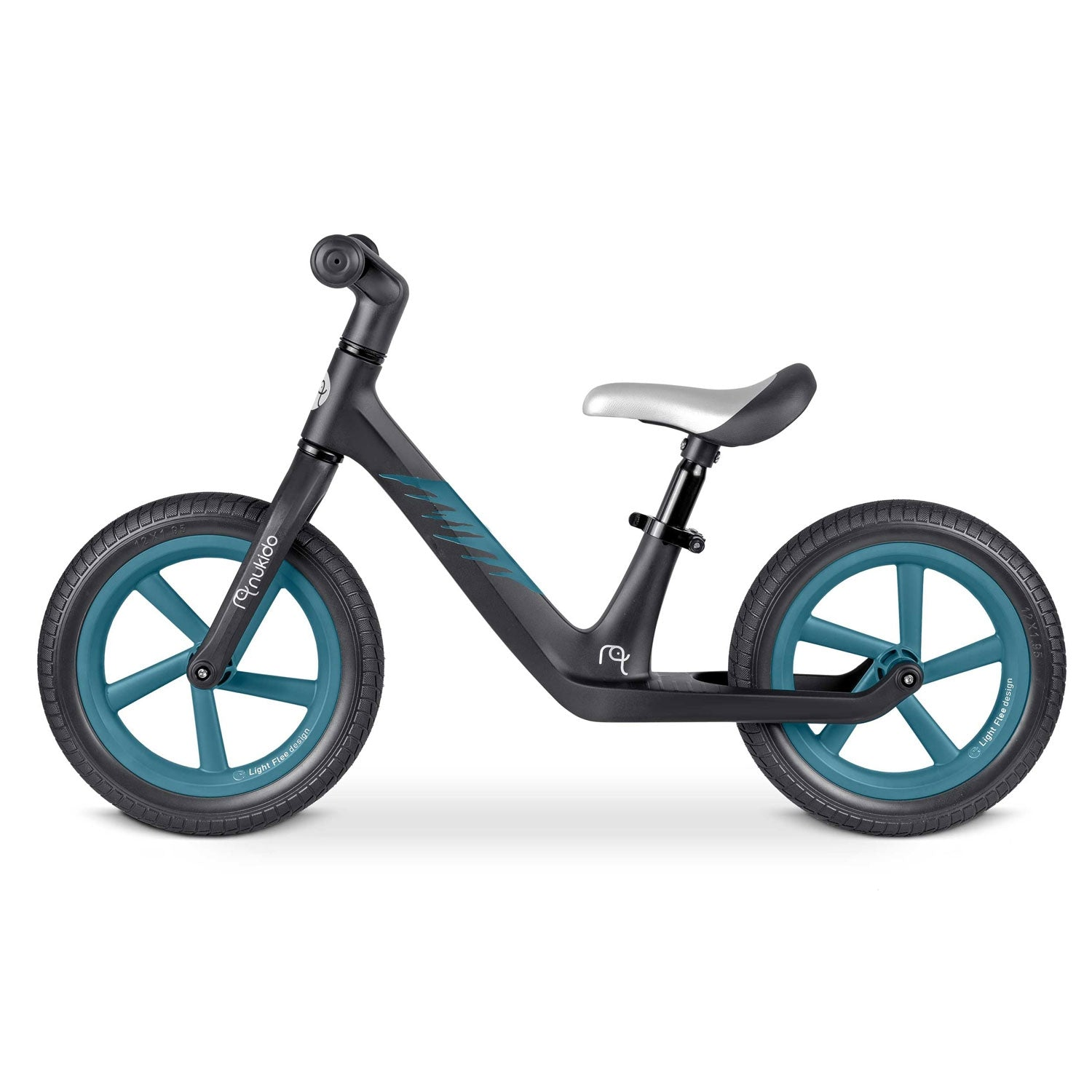 Una bicicleta de equilibrio, marco oscuro con detalles y ruedas turquesa, asiento gris claro, sobre fondo blanco. La marca es Nukido.