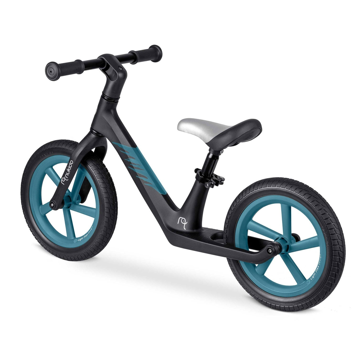 Una bicicleta de equilibrio negra y verde azulado. Tiene ruedas verde azulado, un asiento plateado y manillar negro. Está sobre un fondo blanco.