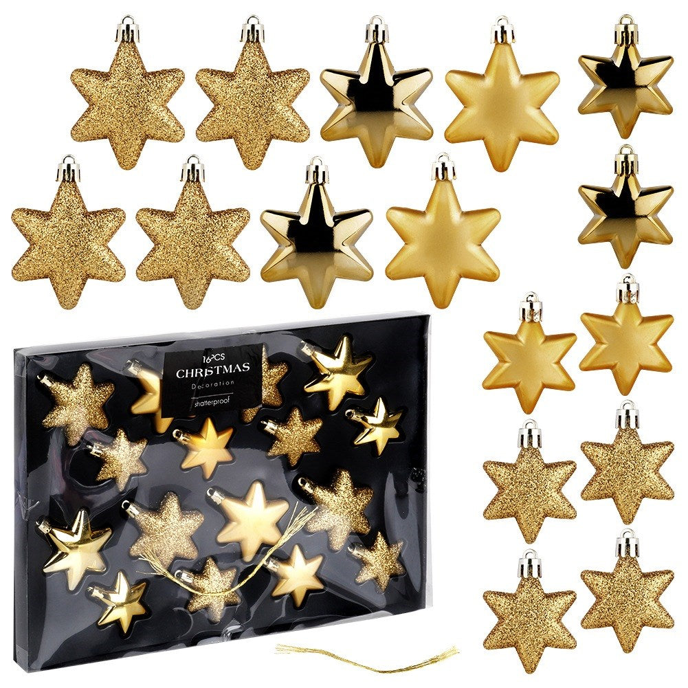 Disposición de adornos dorados en forma de estrella, algunos brillantes, otros lisos. Algunos están en una caja. También hay una cuerda dorada.