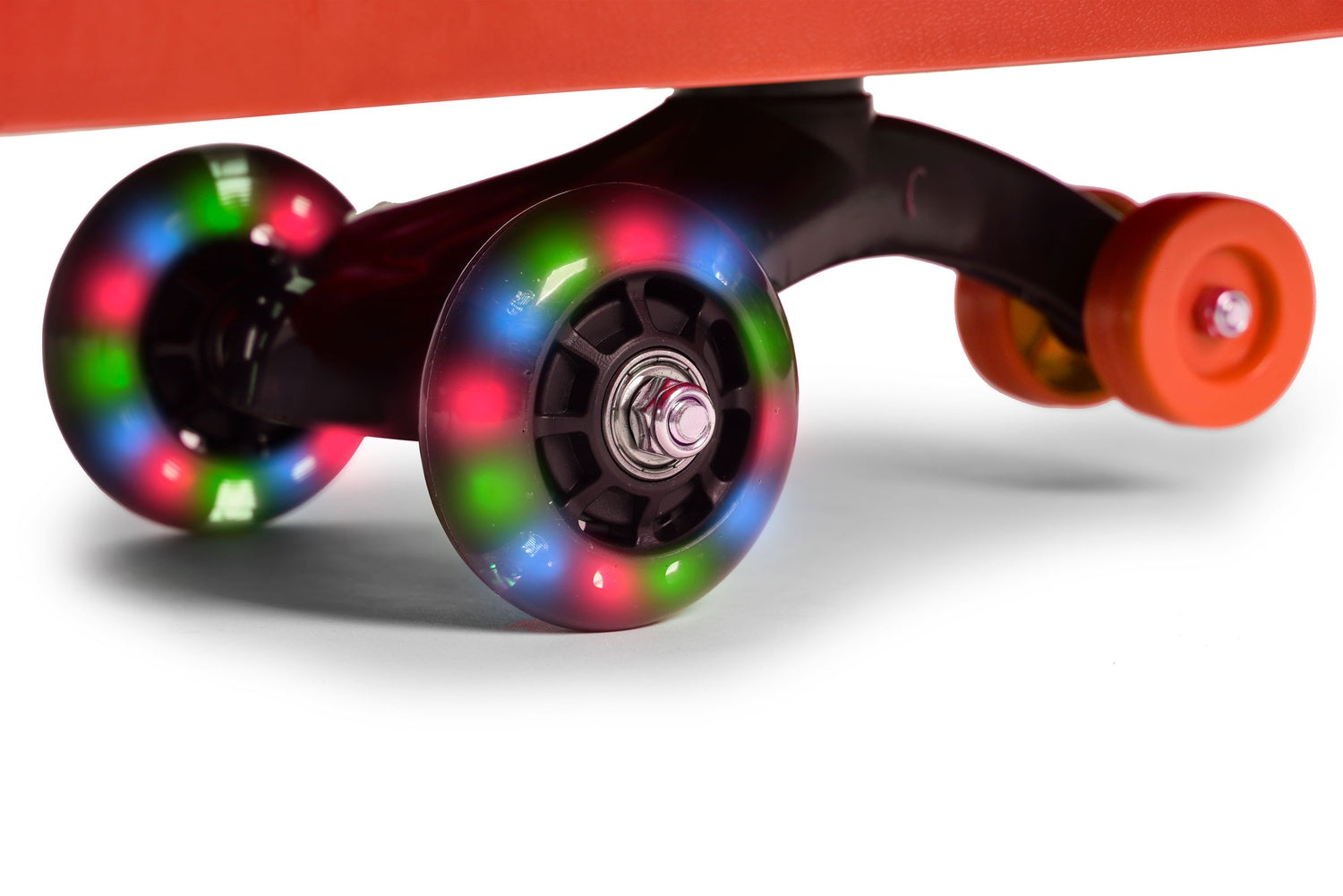 Primer plano de las ruedas de un patinete. Las ruedas tienen luces LED de colores. El cuerpo del patinete es naranja y negro.