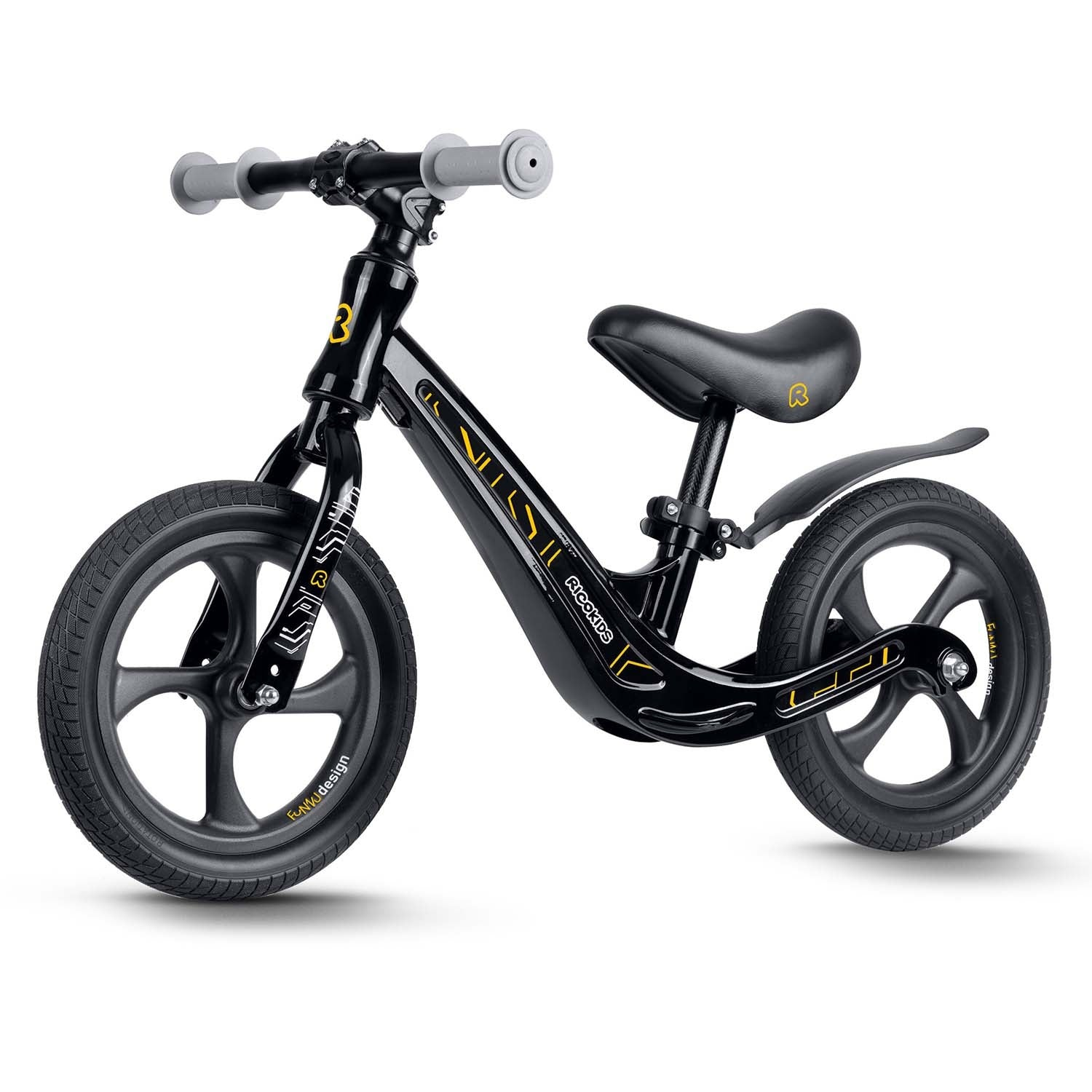 Una bicicleta de equilibrio negra con manillar y ruedas grises. La bicicleta tiene un asiento y cuadro negros con detalles amarillos.