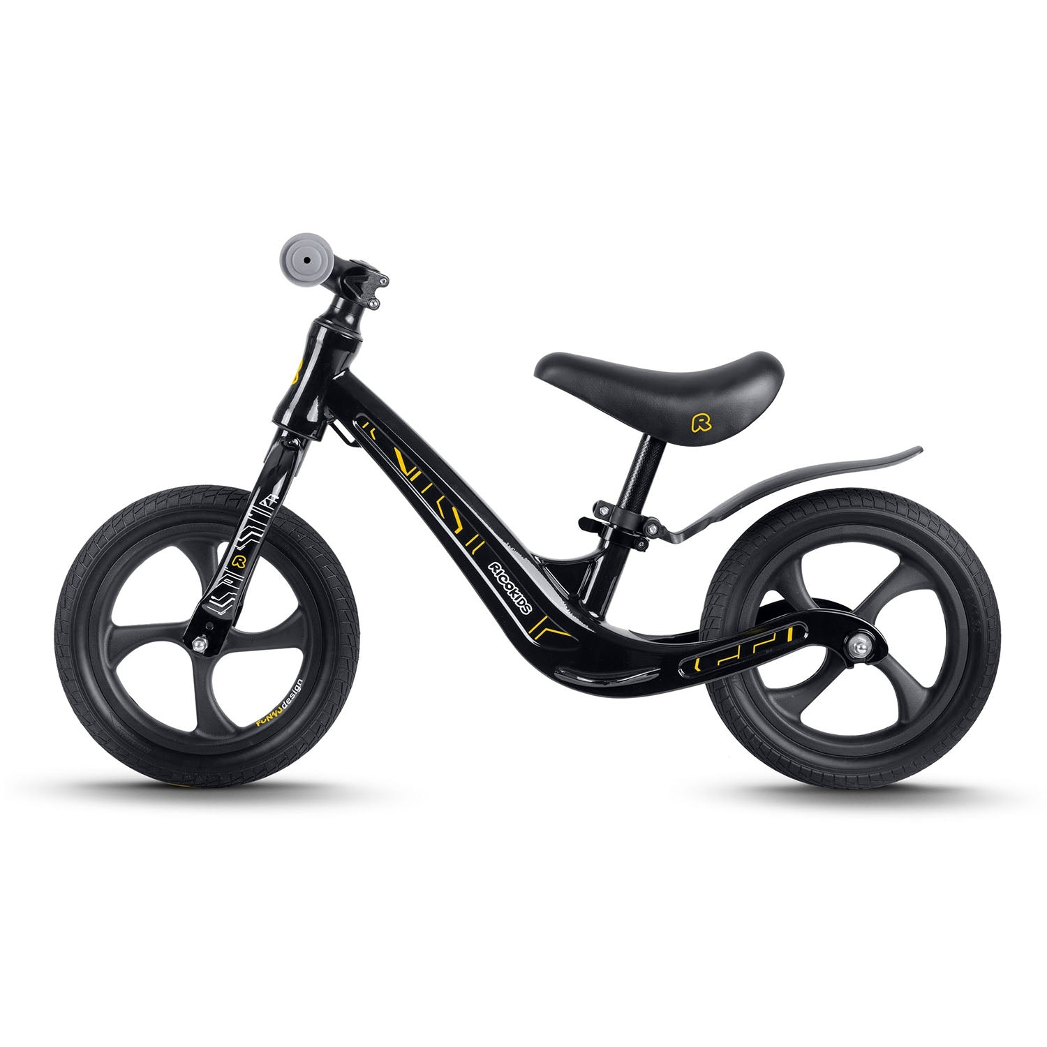 Una bicicleta sin pedales negra con detalles amarillos sobre fondo blanco. Tiene asiento, manillar y ruedas.