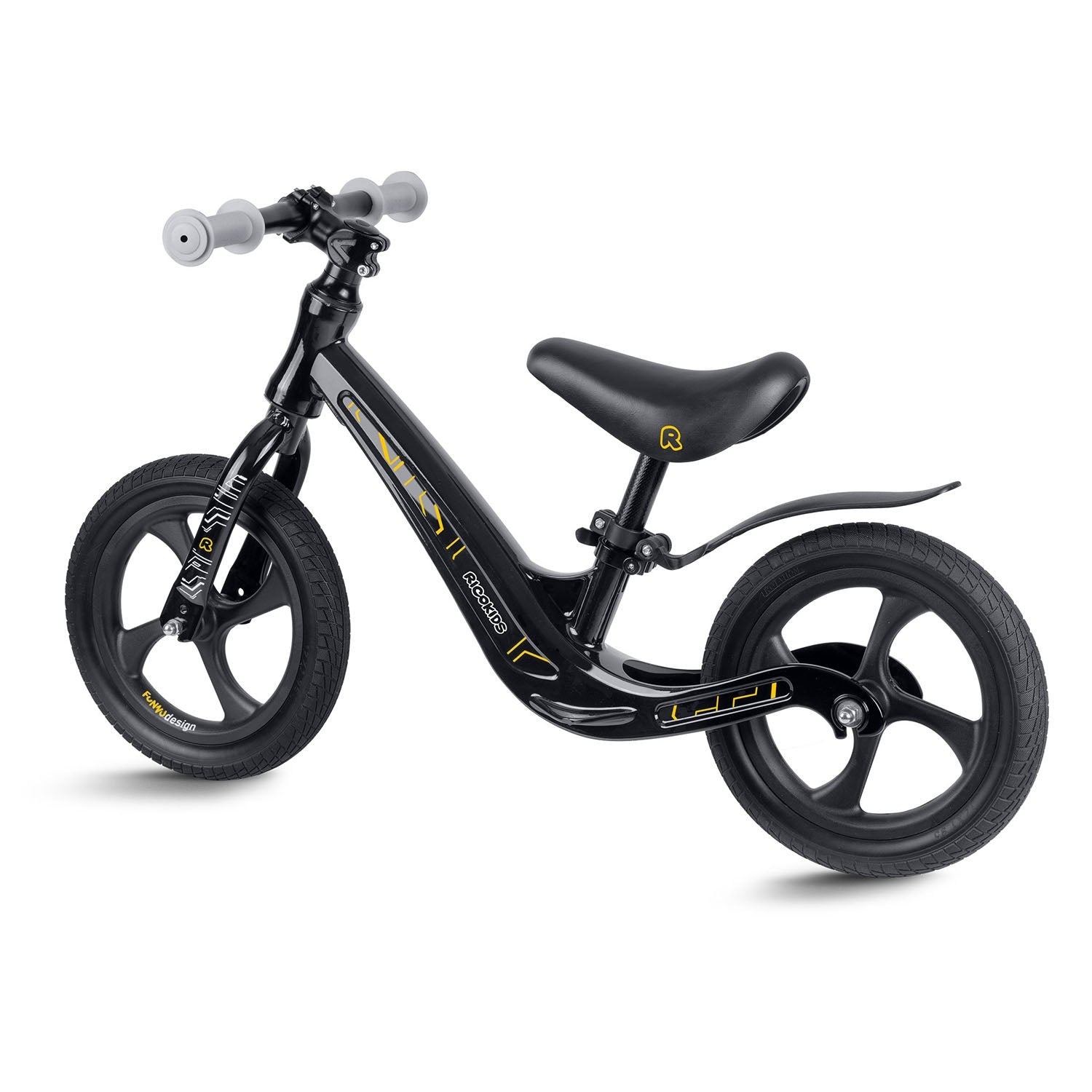 Una bicicleta de equilibrio negra con manillar gris y asiento negro. Acentos y logotipos amarillos en el cuadro y las ruedas.