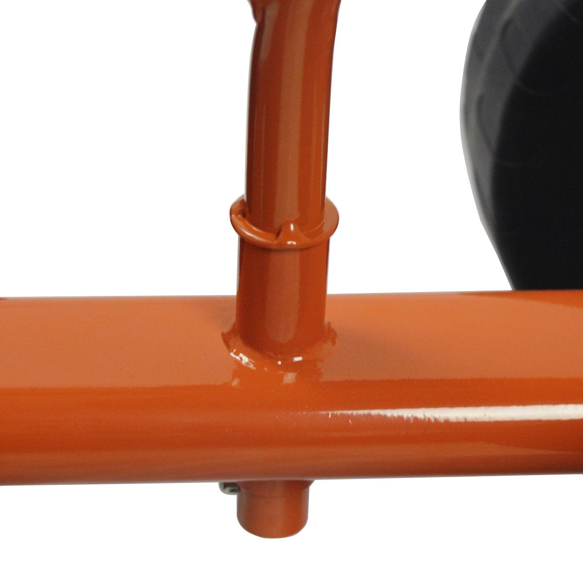 Primer plano de componentes de marco de metal naranja, incluyendo soporte curvo, barra horizontal y un objeto negro a la derecha.