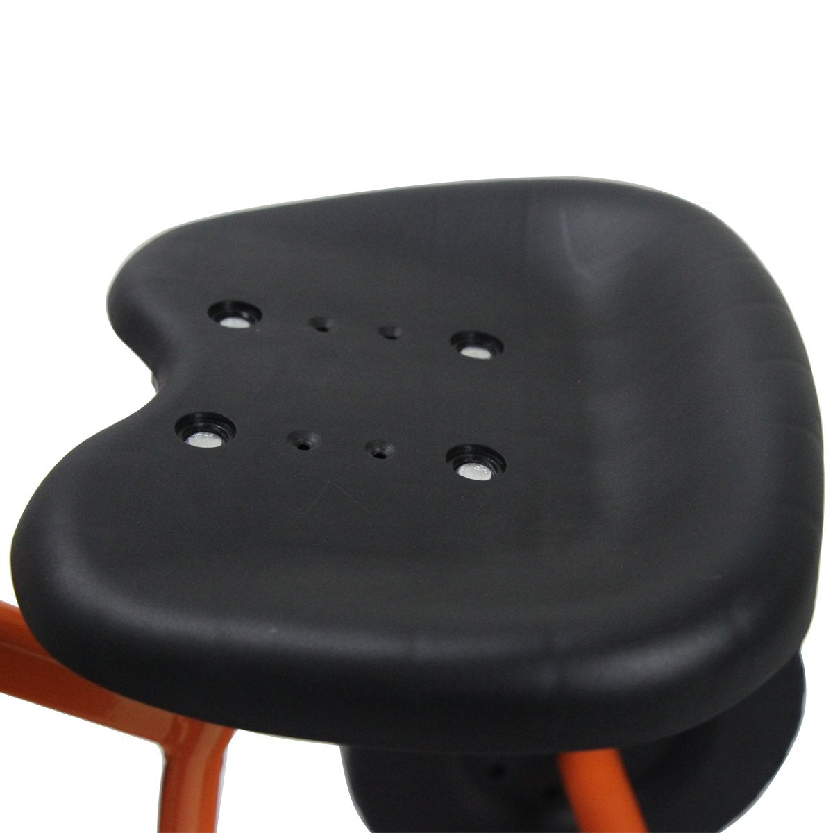 Primer plano de un asiento negro con varios agujeros. El asiento forma parte de un marco naranja, sobre un fondo blanco.