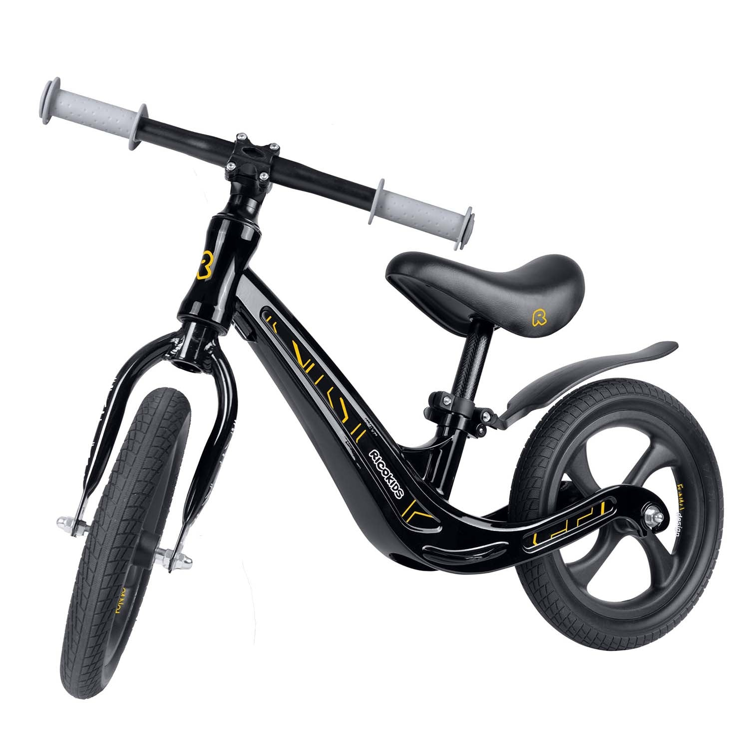 Bicicleta de equilibrio negra con manillar gris, asiento negro y ruedas. Acentos amarillos en el cuadro. La bicicleta está sobre un fondo blanco.