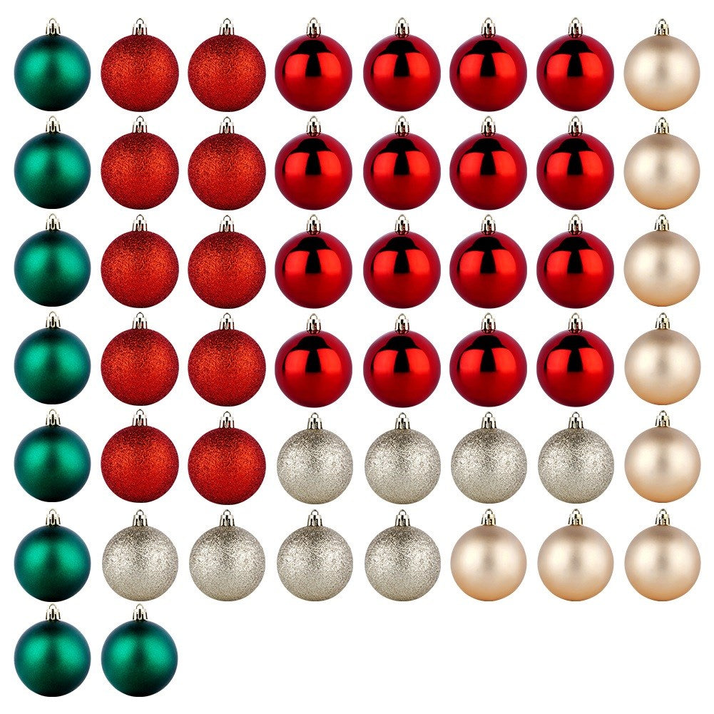 Filas de adornos navideños. Bolas verdes, rojas, plateadas y doradas dispuestas en un patrón de cuadrícula.