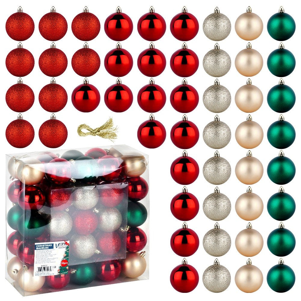 Disposición de bolas de Navidad en rojo, plateado, dorado y verde. Algunas están en filas, otras en una caja transparente para la venta.