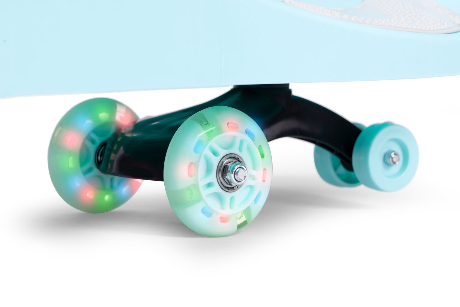 Primer plano de las ruedas de un scooter. Las ruedas son de color azul claro con luces LED multicolores. La base es negra y la plataforma azul claro.