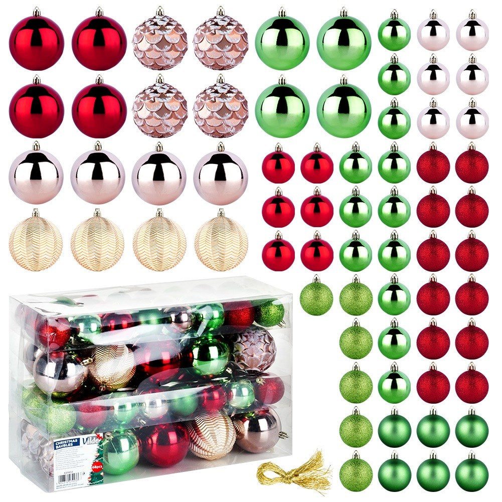 Adornos navideños de varios colores. Bolas rojas, verdes, plateadas, doradas y texturizadas se disponen sobre una superficie blanca y en una caja.