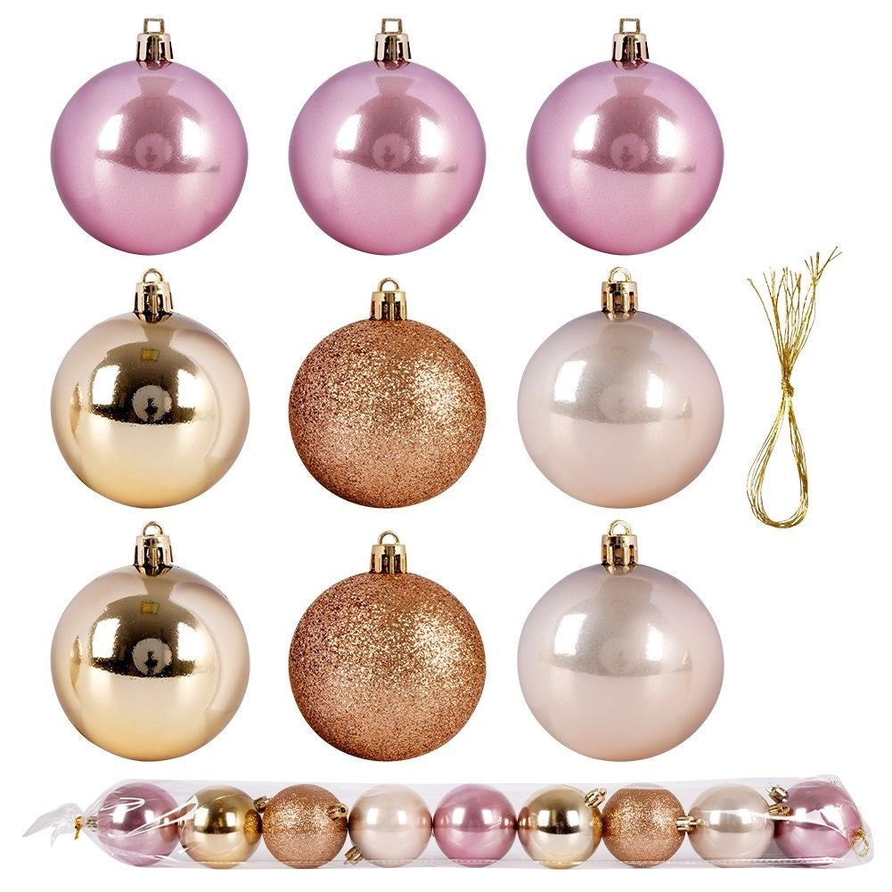 Nueve bolas de Navidad en rosa, dorado y bronce brillante. Una cadena de bolas en una bolsa de plástico. Cuerda dorada a la derecha.