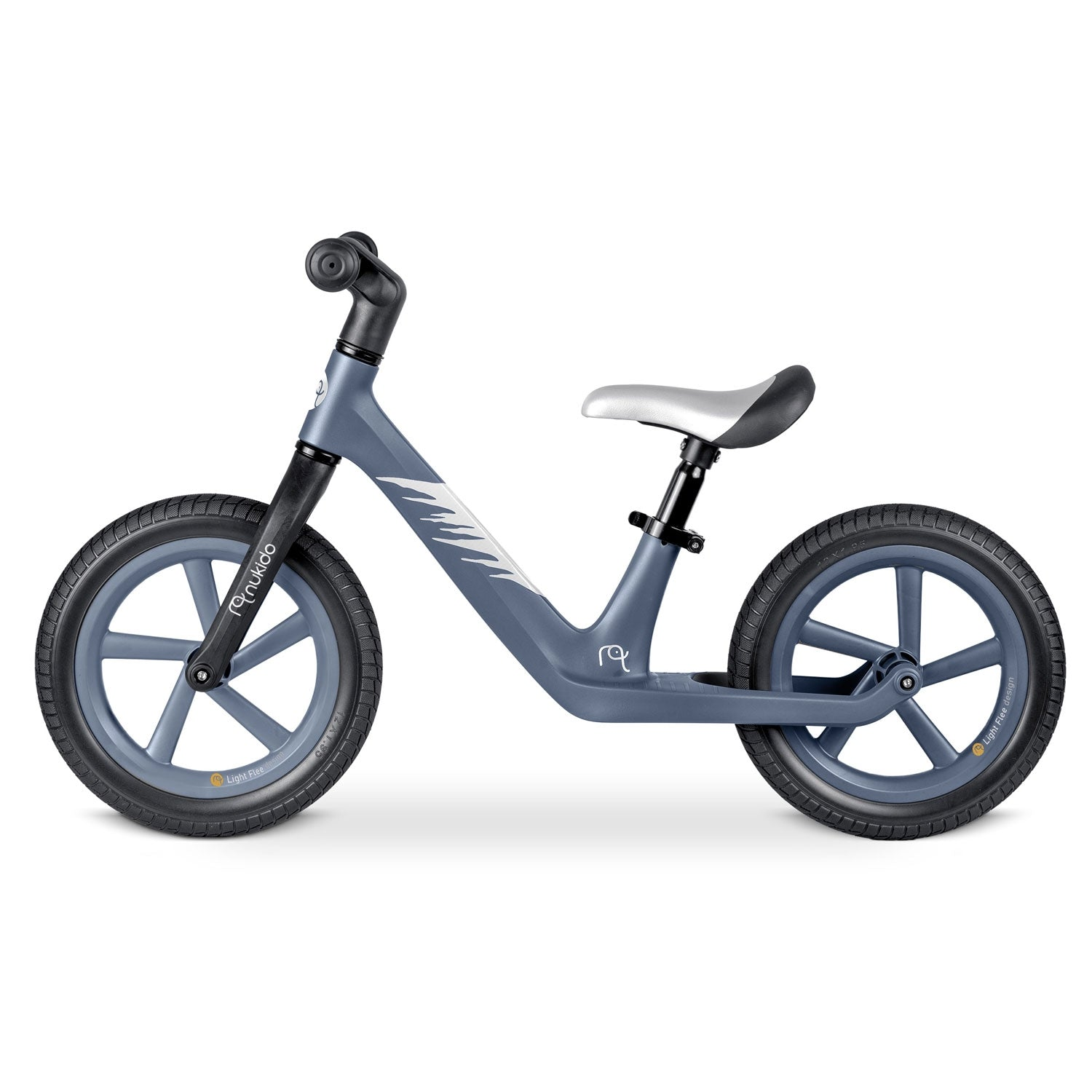 Una bicicleta de equilibrio azul con asiento plateado. Tiene neumáticos y manillar negros. La bicicleta está sobre fondo blanco.