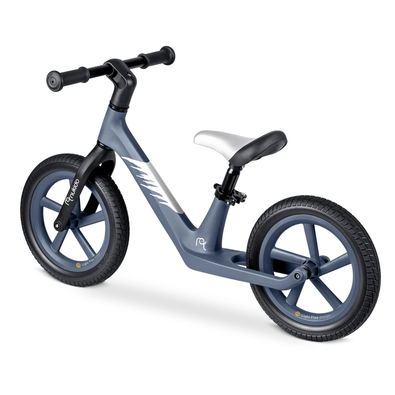 Una bicicleta de equilibrio azul con neumáticos y manillar negros. Asiento blanco. El fondo es blanco.