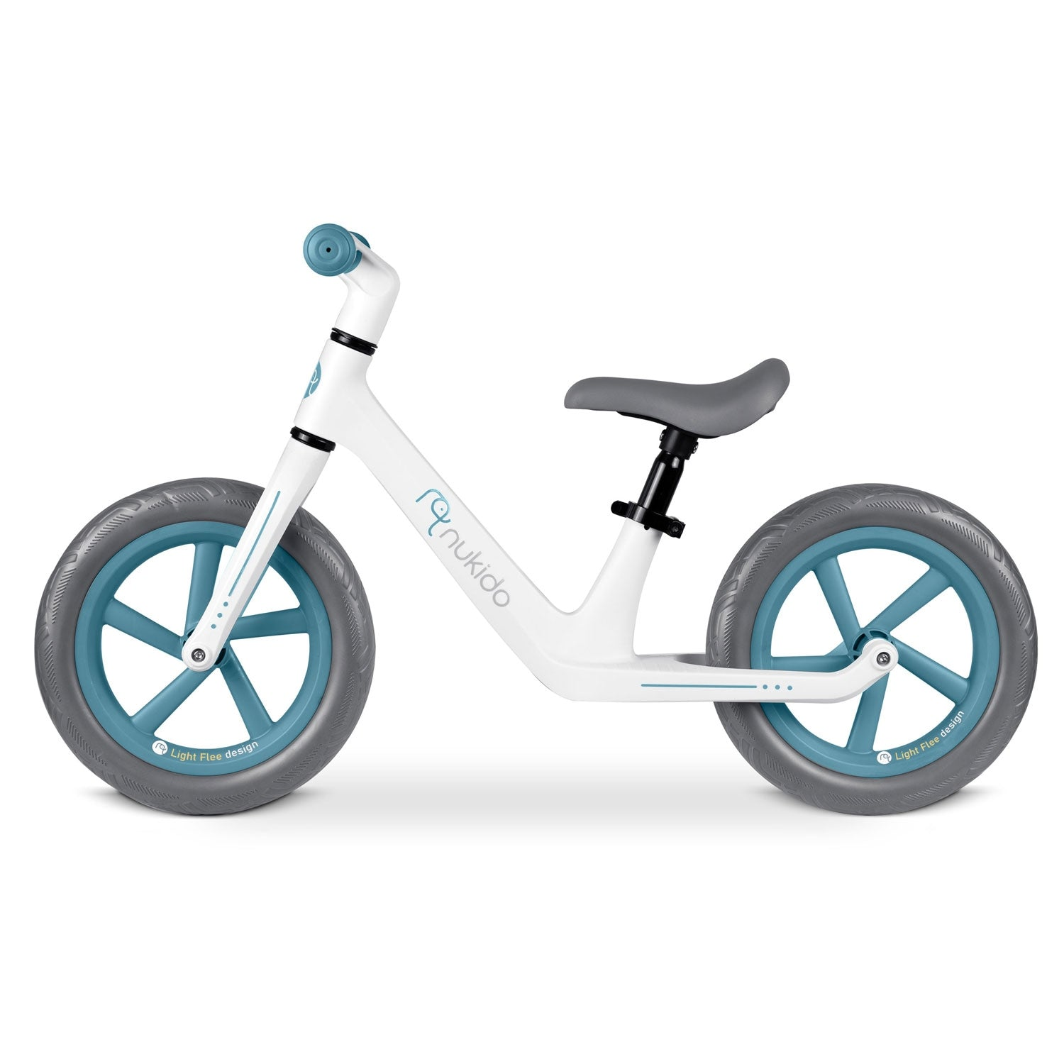 Una bicicleta de equilibrio blanca con detalles azules. Tiene neumáticos grises y un asiento gris. La marca 'nukido' es visible en el marco.