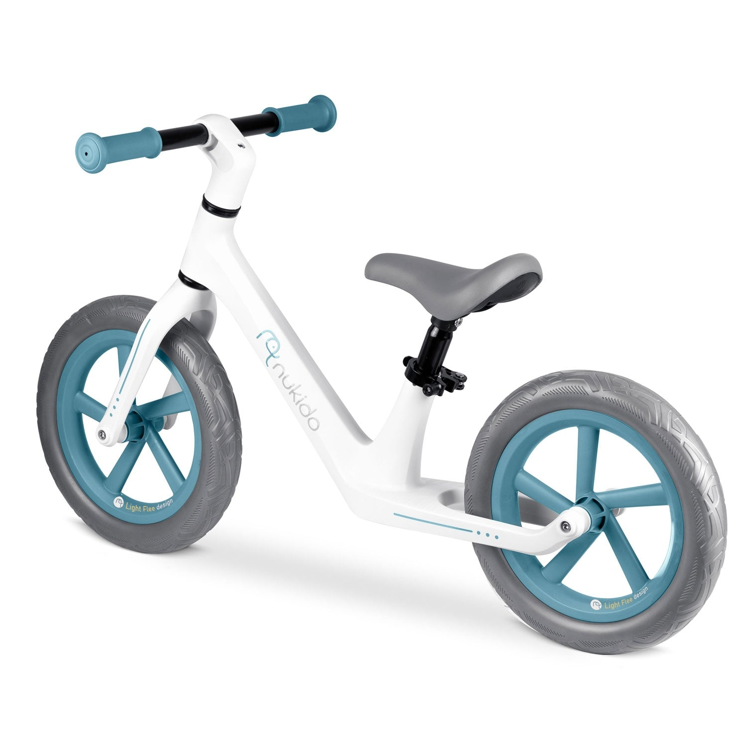 Una bicicleta de equilibrio blanca con detalles turquesa. Tiene neumáticos grises y un asiento gris. El manillar y las ruedas son turquesas.