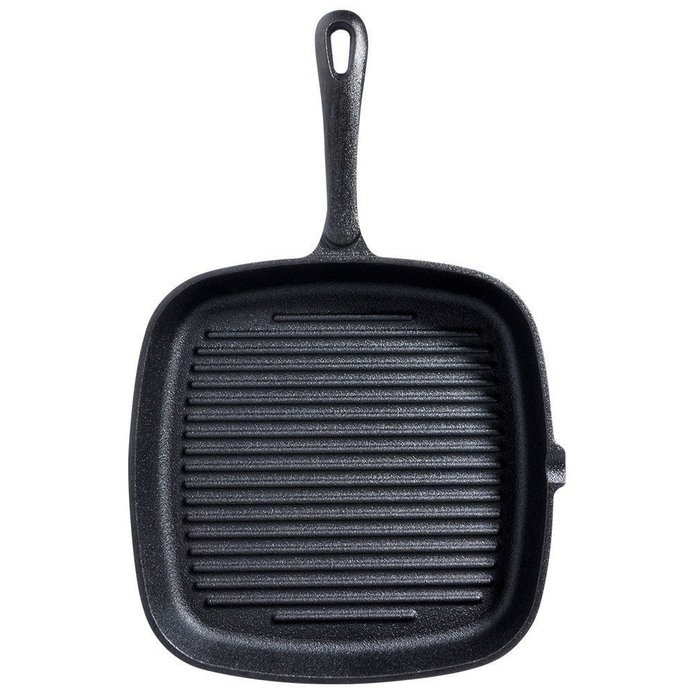 Eine schwarze, quadratische Grillpfanne mit langem Griff ist auf weißem Hintergrund zentriert. Die Pfanne hat Rillen auf der Kochfl äche.