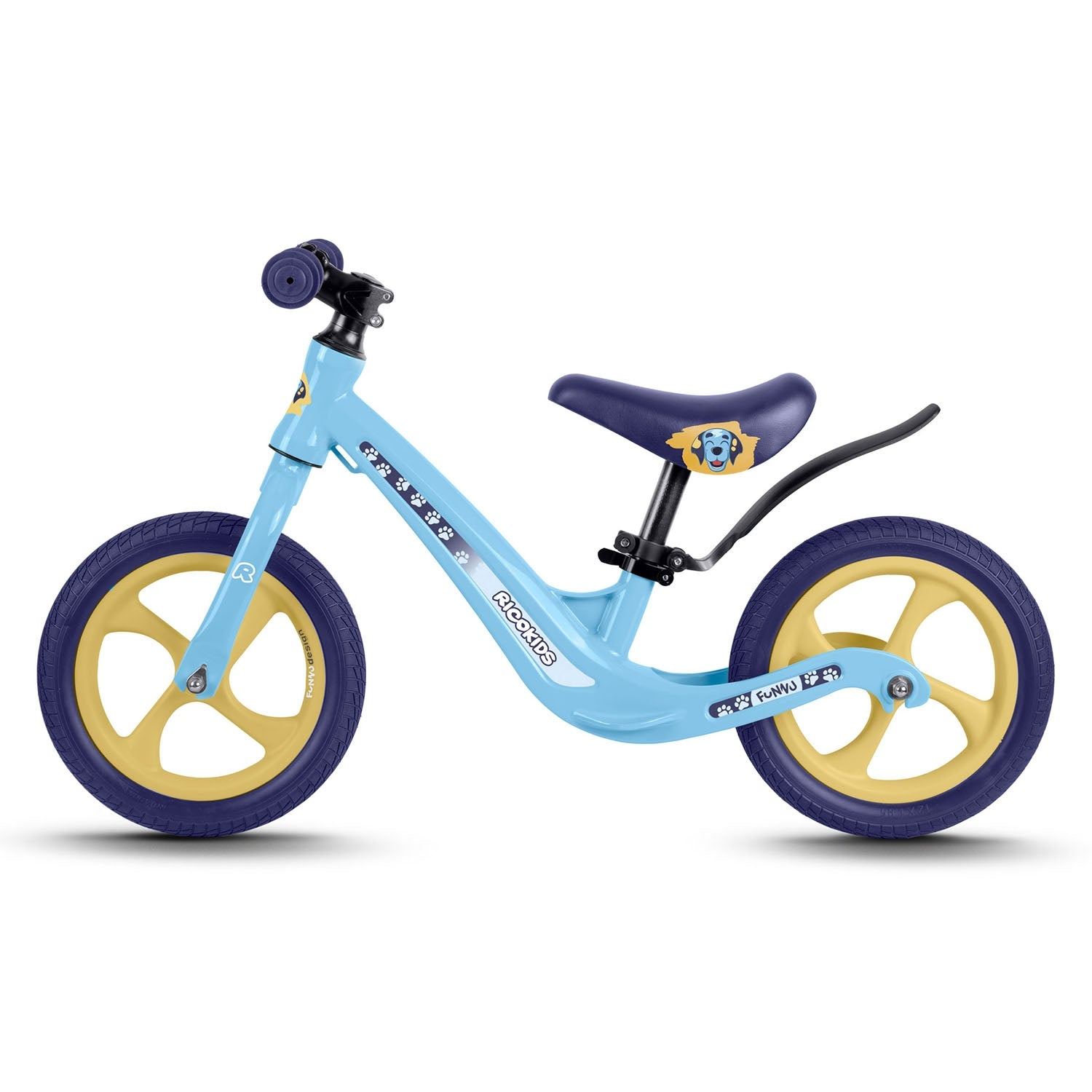 Una bicicleta de equilibrio azul claro con ruedas amarillas. Tiene una ilustración de perro en el asiento y huellas de patas en el cuadro.