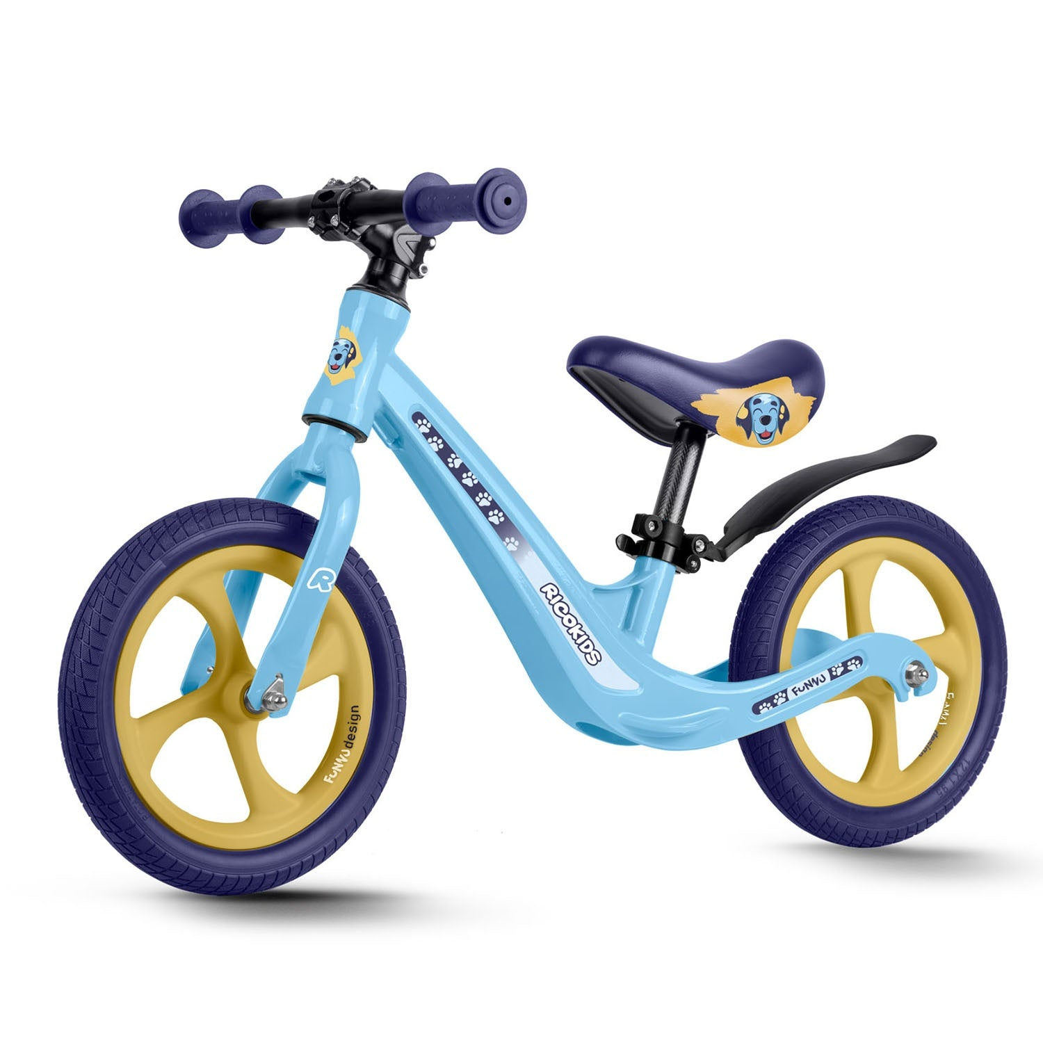 Una bicicleta de equilibrio azul claro con ruedas amarillas y neumáticos azules. Tiene un logo de perro y está sobre un fondo blanco.