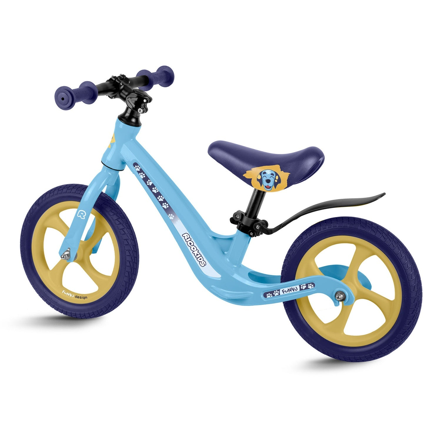 Una bicicleta de equilibrio azul claro con ruedas amarillas y neumáticos azul marino. Tiene un asiento azul marino con un gráfico de perro.
