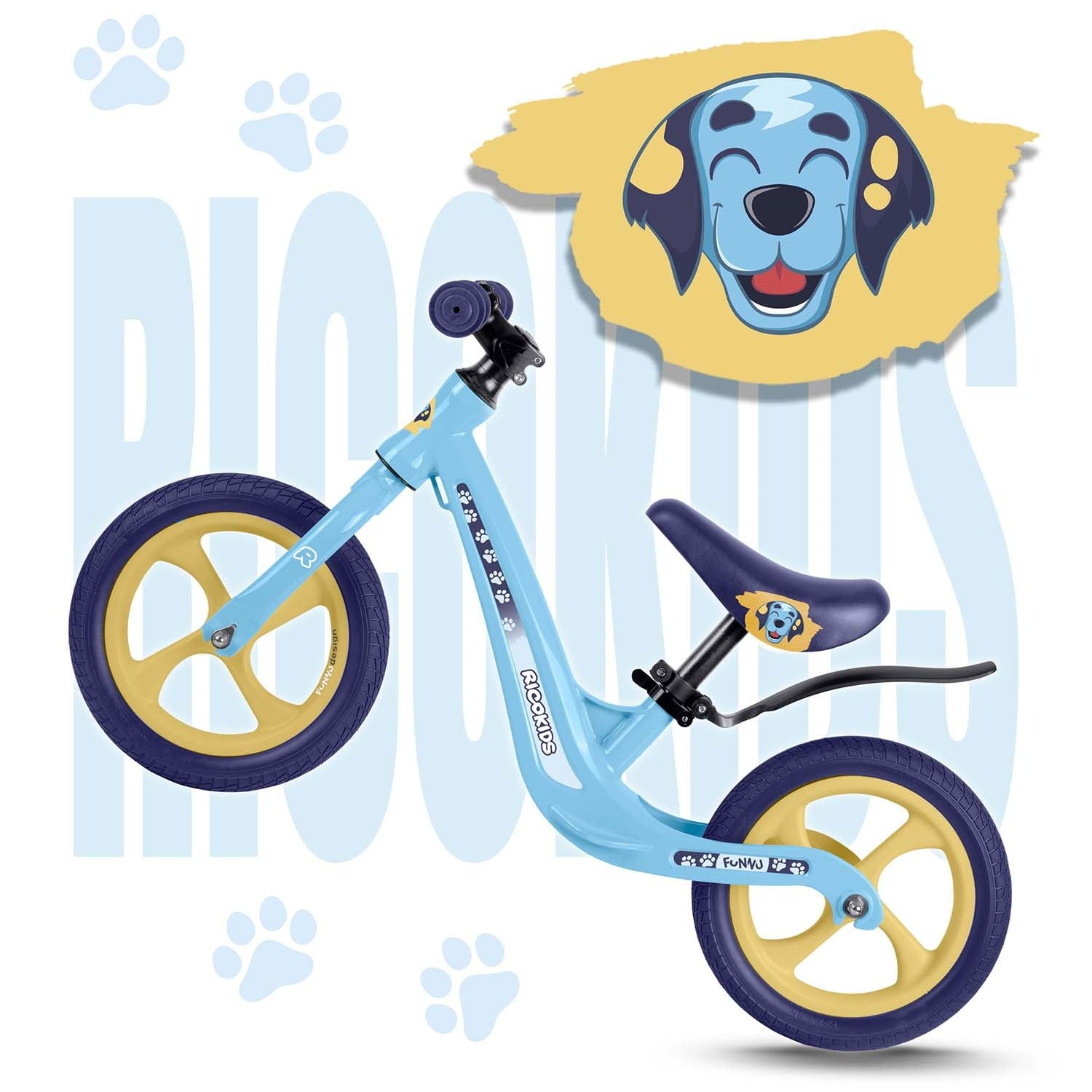 Una bicicleta de equilibrio azul claro con ruedas amarillas y un dibujo de perro. La bicicleta está sobre un fondo blanco con huellas de patas.