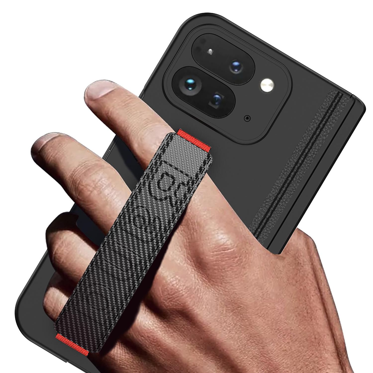 Hand hält ein schwarzes Telefon mit einem Carbonfaserriemen. Rote Akzente an den Riemenenden. Telefon hat mehrere Kameras.