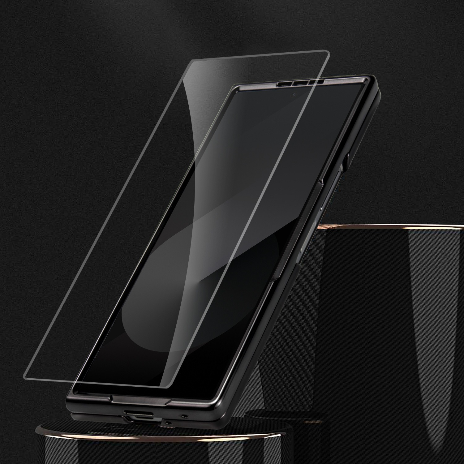 Ein schwarzes Smartphone mit Displayschutzfolie wird auf einem Ständer präsentiert. Der Hintergrund ist dunkel und strukturiert.