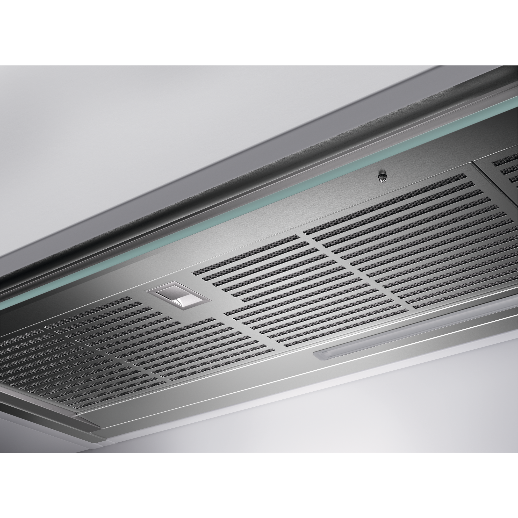 Un primo piano di una cappa da cucina metallica. Ha griglie, una luce e un pannello di controllo. Soffitto bianco sullo sfondo.