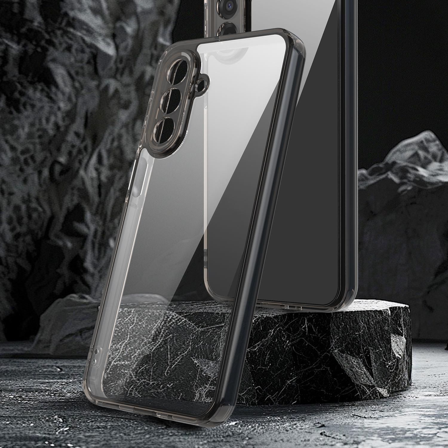 Eine transparente Handyhülle lehnt an einem Telefon auf einem Felsen. Ein zweites Telefon steht aufrecht. Der Hintergrund ist dunkler, strukturierter Fels.