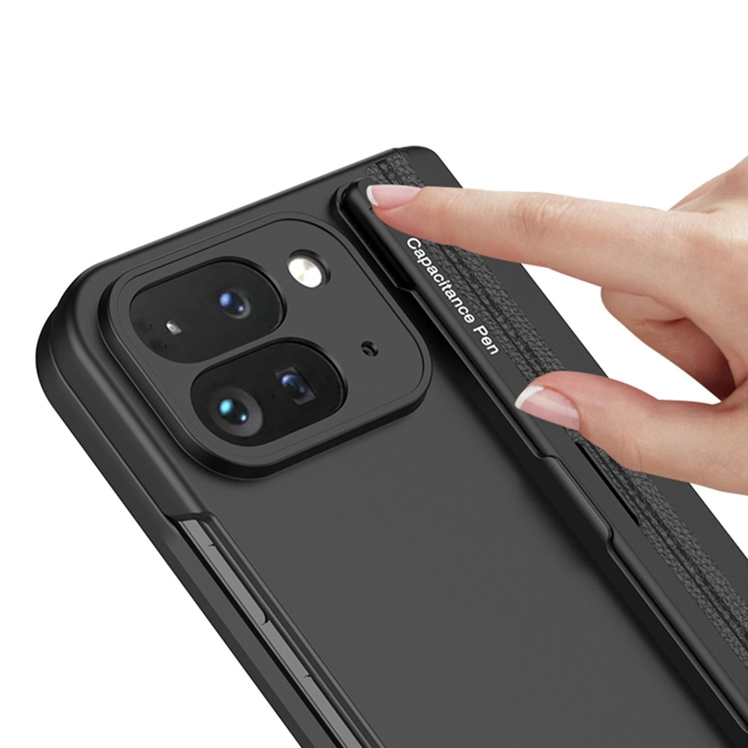 Eine Hand berührt eine schwarze Handyhülle mit einem Stift namens 'Capacitance Pen'. Das Telefon hat eine Kamera mit zwei Linsen.