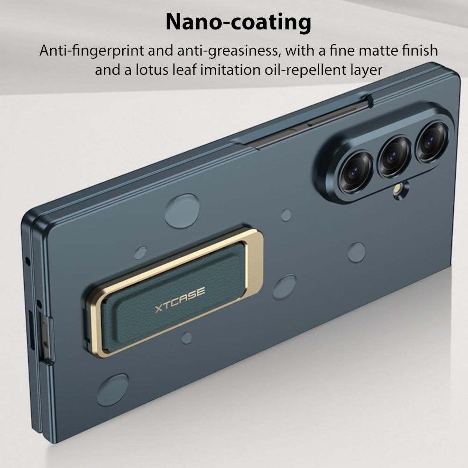 Una funda de teléfono azul con un soporte con marco dorado. Tiene tres lentes de cámara y la marca 'XTCASE'.
