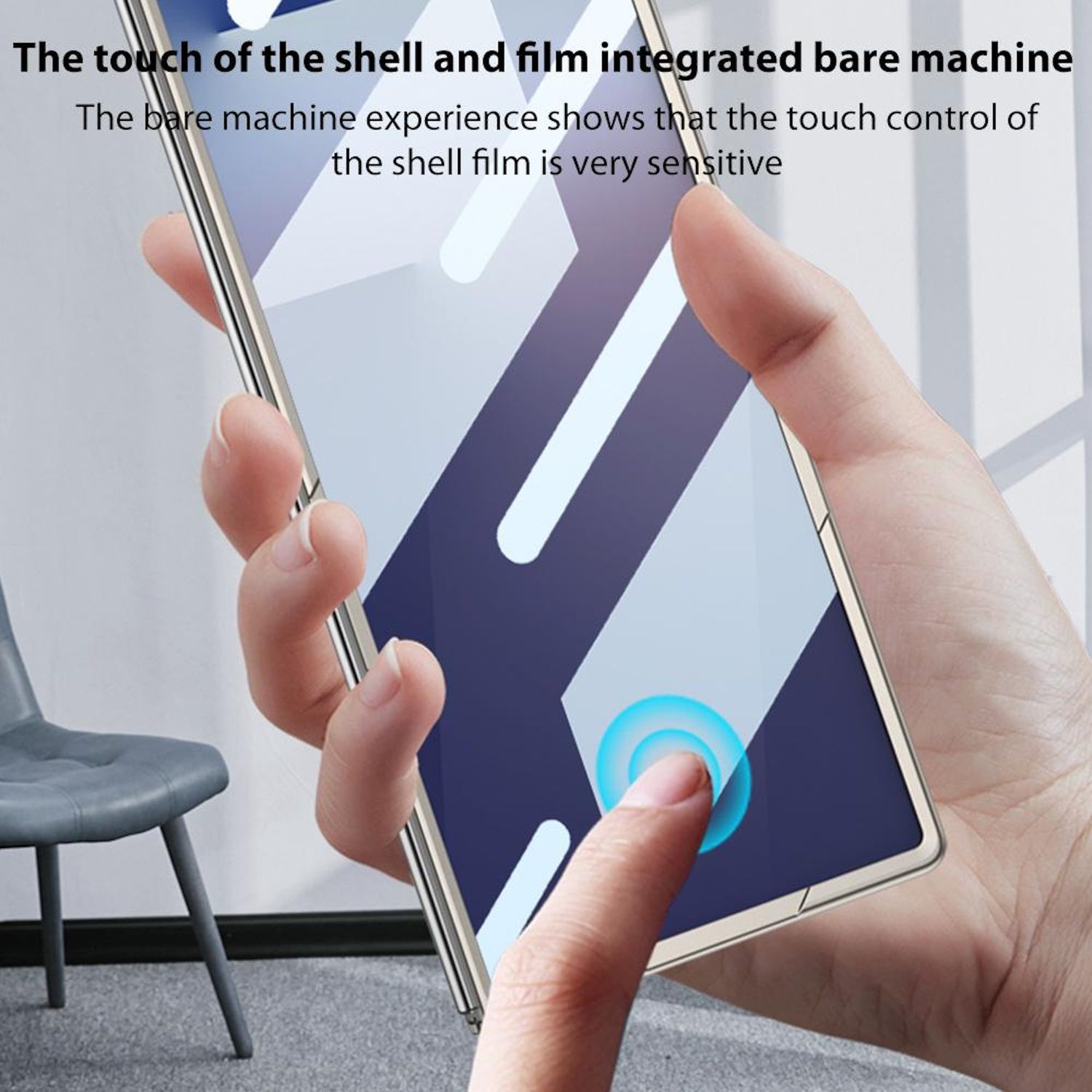 Una mano toca la pantalla de un teléfono, con un círculo azul que indica el tacto. El teléfono tiene un marco dorado. Una silla gris está en el fondo.