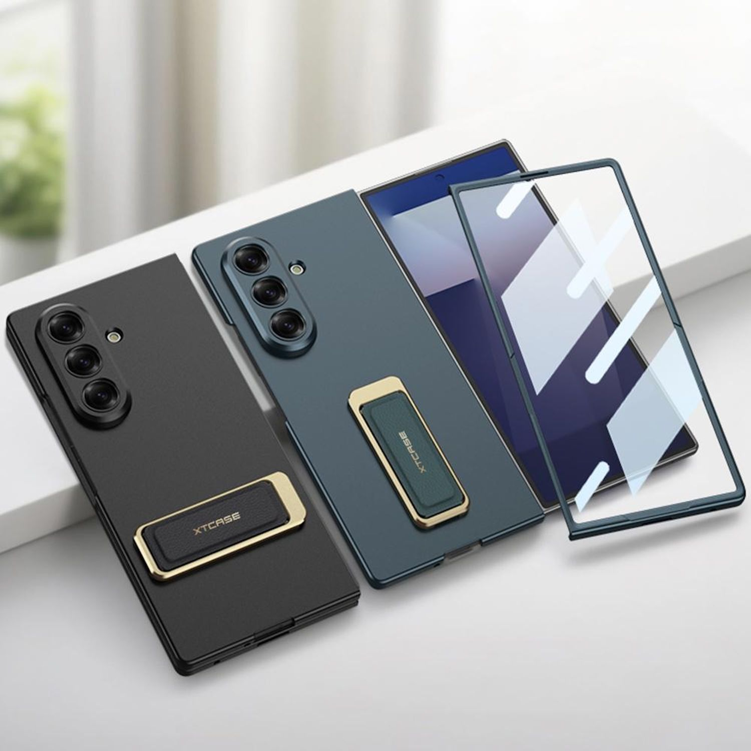 Se muestran tres fundas de teléfono con diferentes colores y diseños, incluida una con protector de pantalla. Están sobre una superficie blanca.