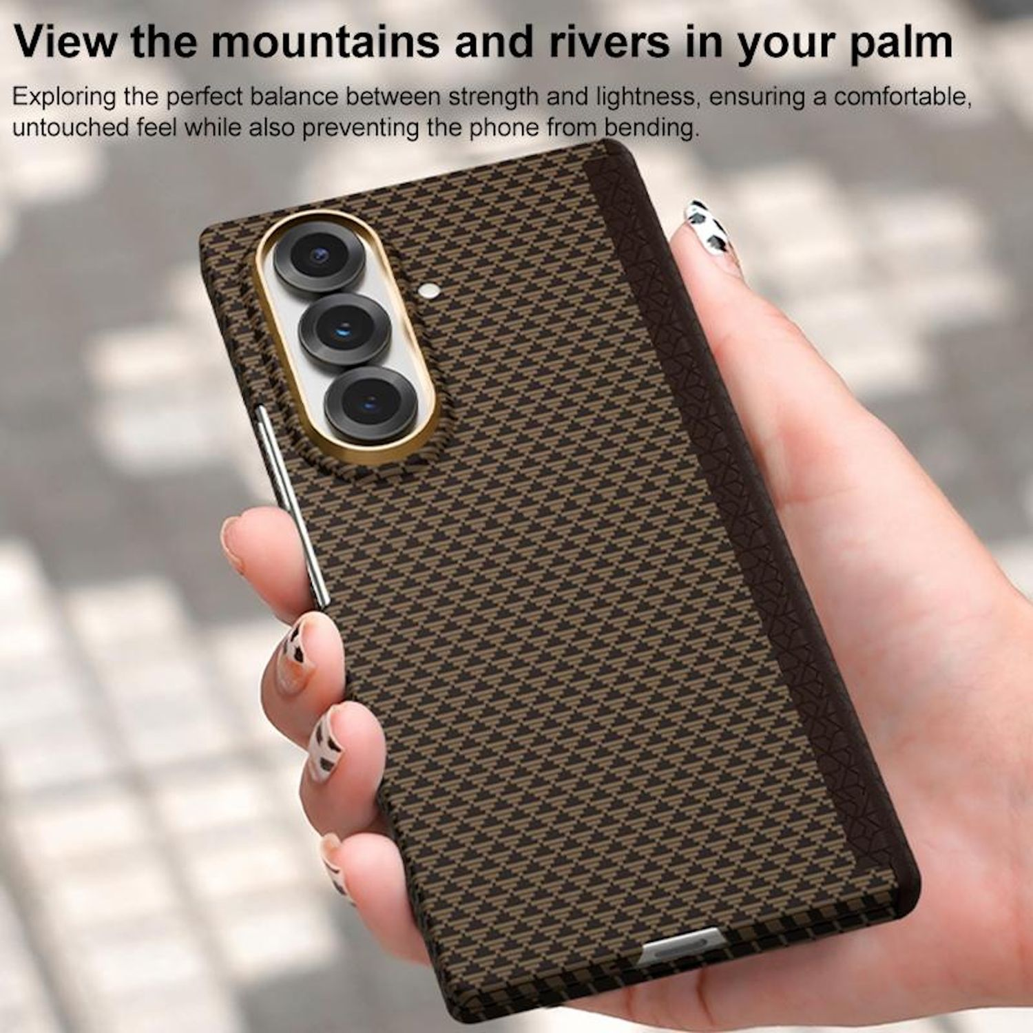 Una mano sostiene un teléfono con una funda estampada. El teléfono tiene una protuberancia de cámara con tres lentes. Texto: Vea montañas y ríos en su palma.