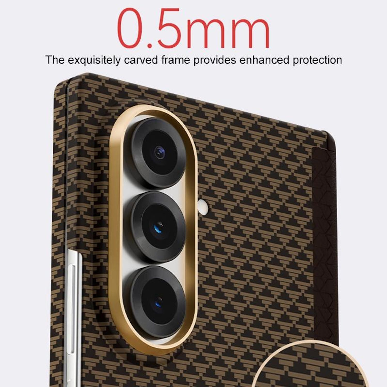 Una funda de teléfono con lentes de cámara. Es marrón con un patrón geométrico. Las lentes de la cámara están en un marco dorado.