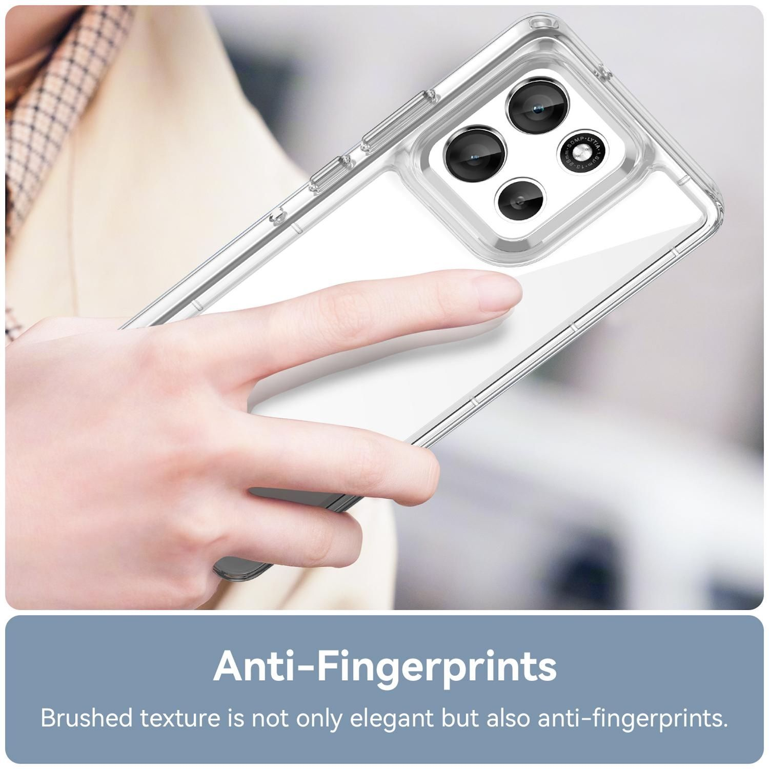 Una mano sostiene una funda transparente para teléfono, mostrando la cámara del teléfono. La funda tiene una textura cepillada, anunciada como anti-huellas.