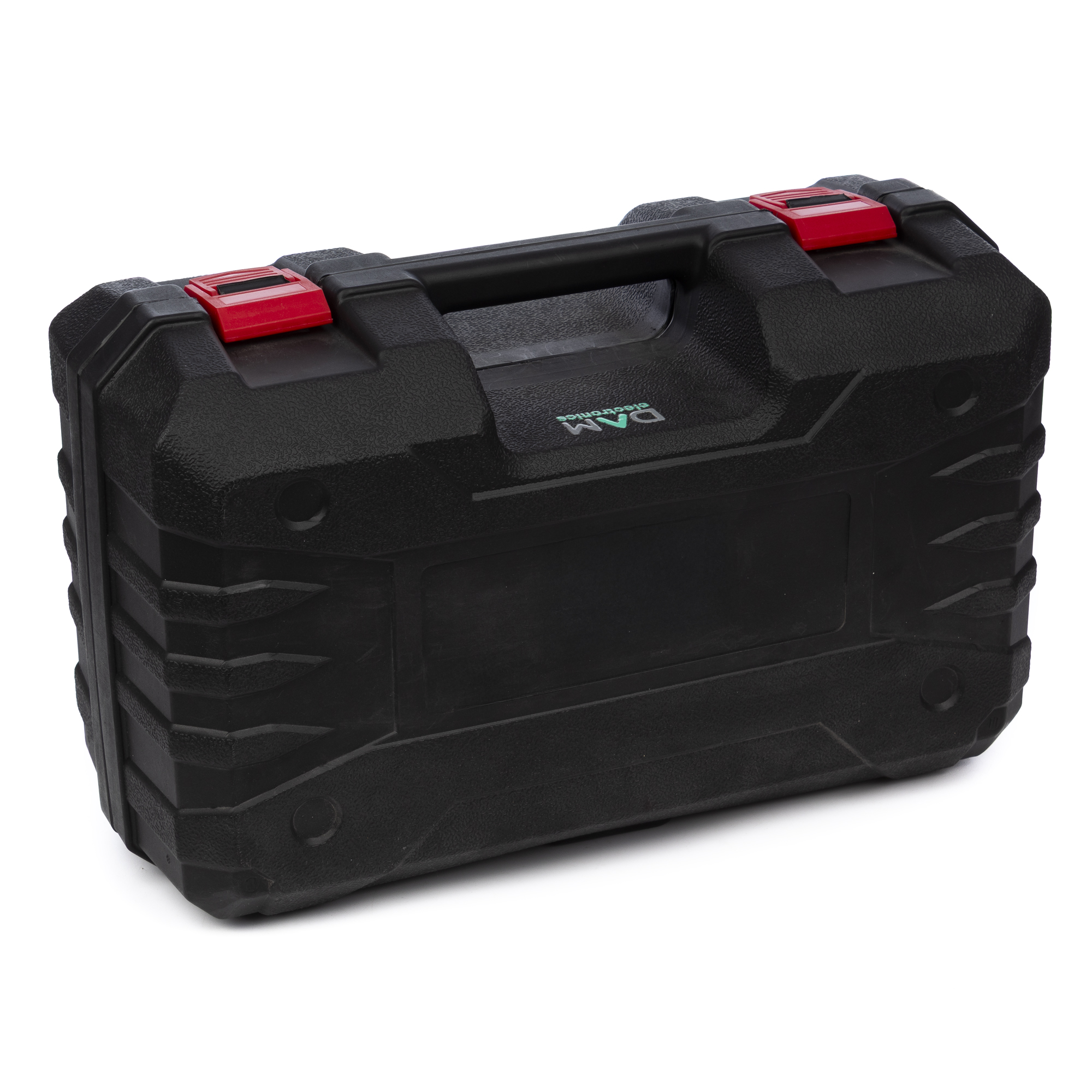 Schwarzer Werkzeugkasten mit roten Verschlüssen und Griff. Der Koffer steht auf einer weißen Oberfläche. Der Markenname ist DAM electronics.