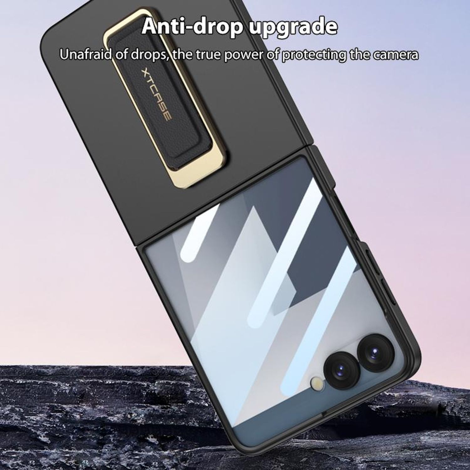 Eine schwarze Handyhülle mit Goldständer. Die Hülle liegt auf einer dunklen Oberfläche. Text: 'Anti-Drop Upgrade'.