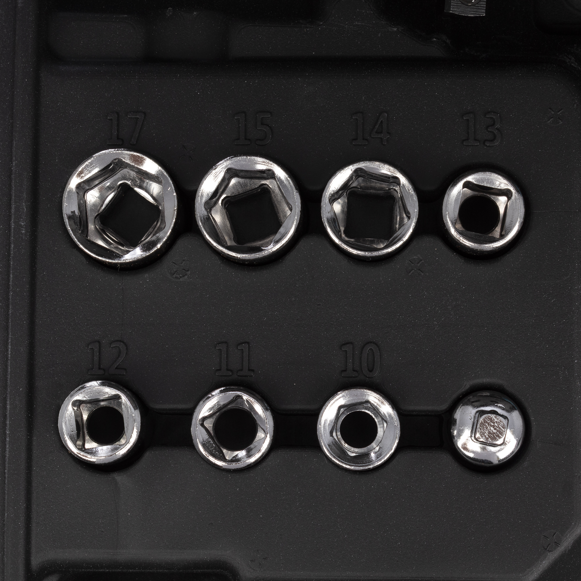 Un set di bussole cromate di diverse dimensioni disposte in una custodia di plastica nera. I numeri indicano la dimensione.