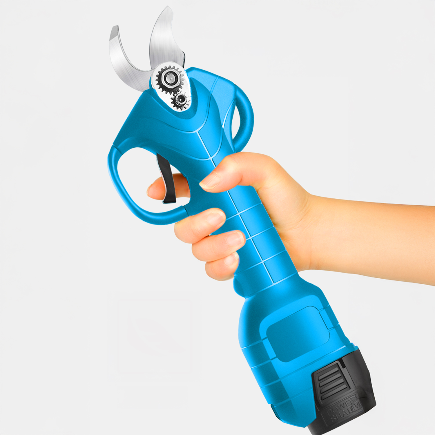 Eine Hand hält eine blaue und silberne elektrische Baumschnittschere vor weißem Hintergrund. Die Schere hat Zahnräder und Klingen.