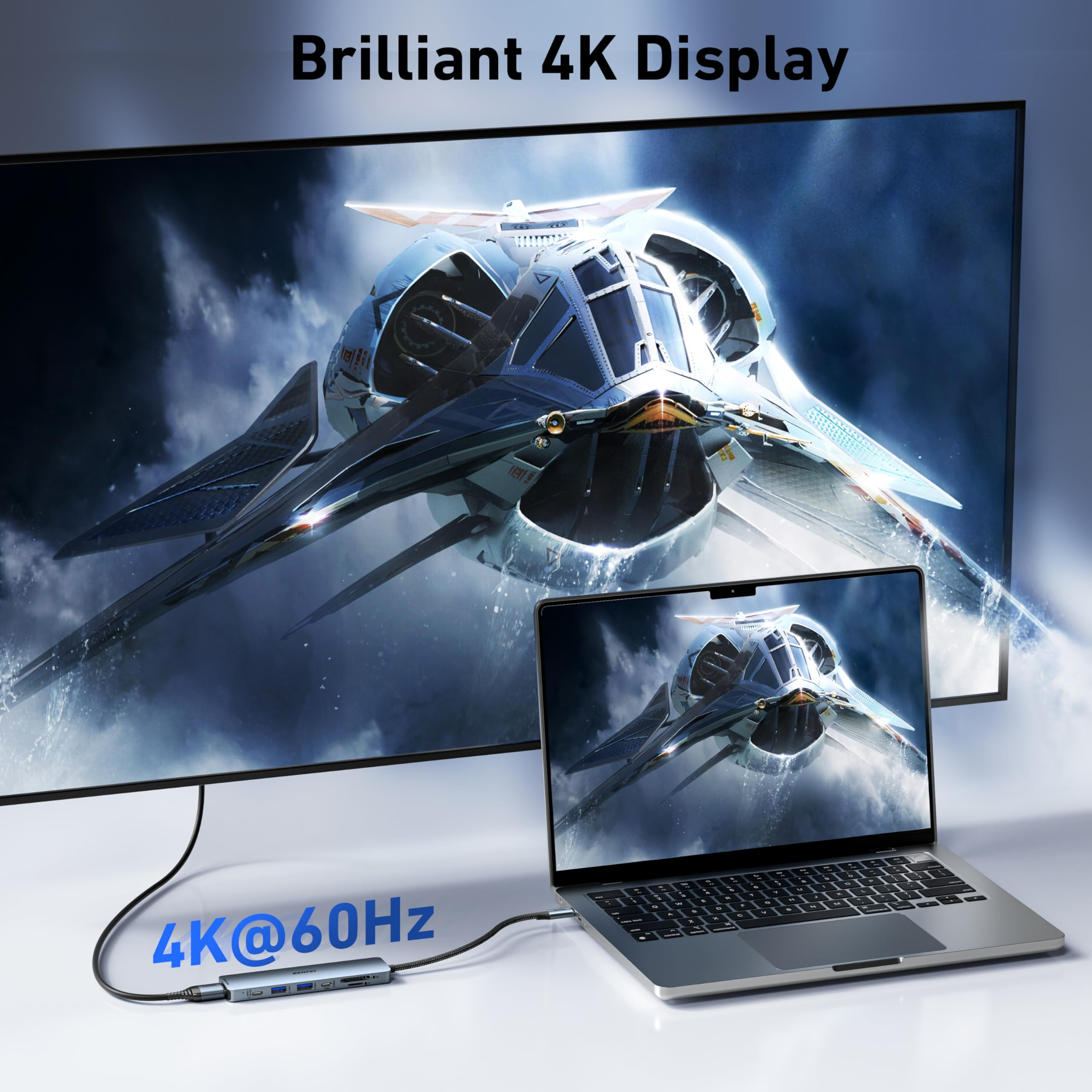 Ein Laptop und ein großer Bildschirm zeigen eine Raumschiffszene. Ein Hub verbindet den Laptop mit dem Display. Text: 4K@60Hz.