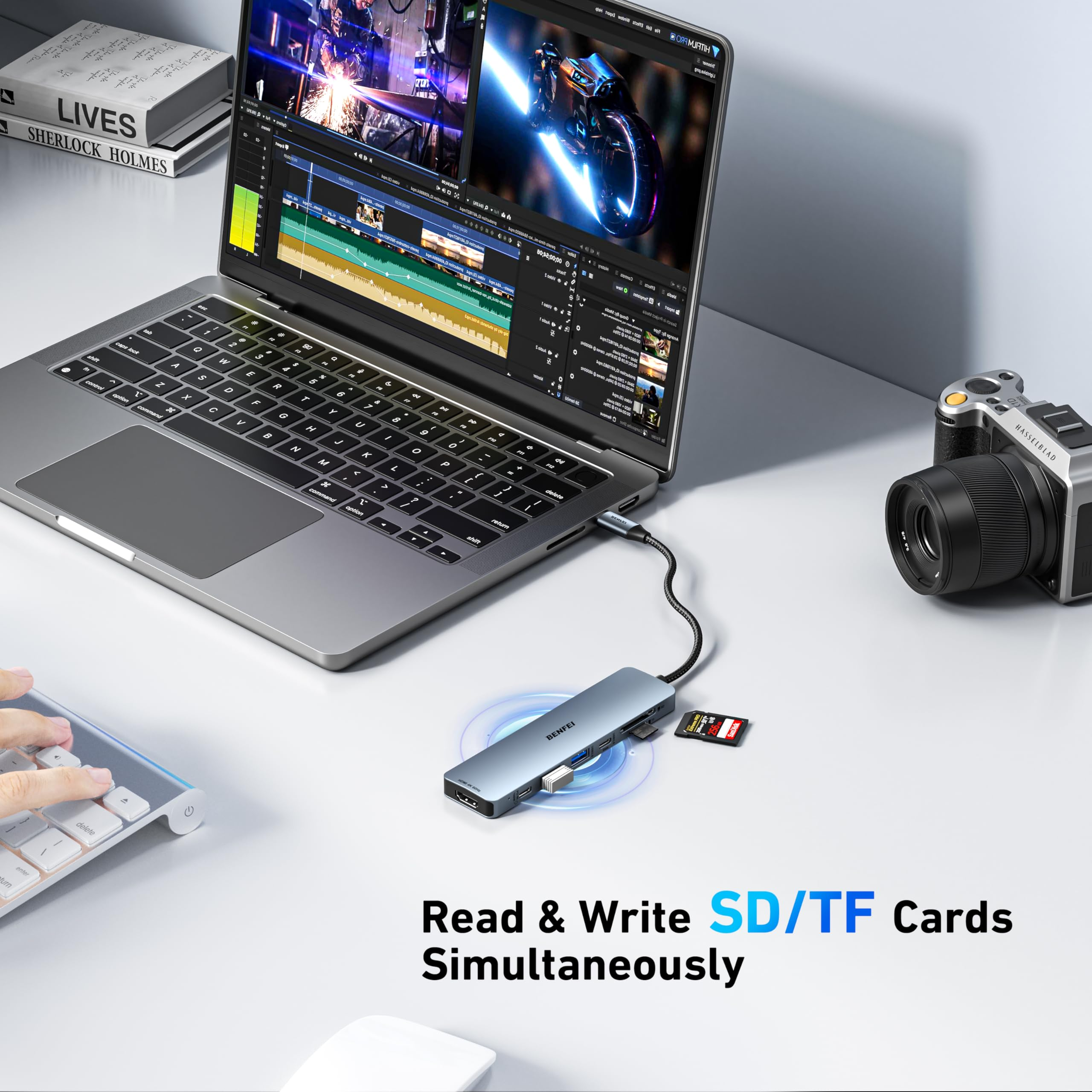 Laptop mit Videoschnittsoftware, USB-Hub und Kamera auf weißer Oberfläche. Text: 'Read & Write SD/TF Cards'.