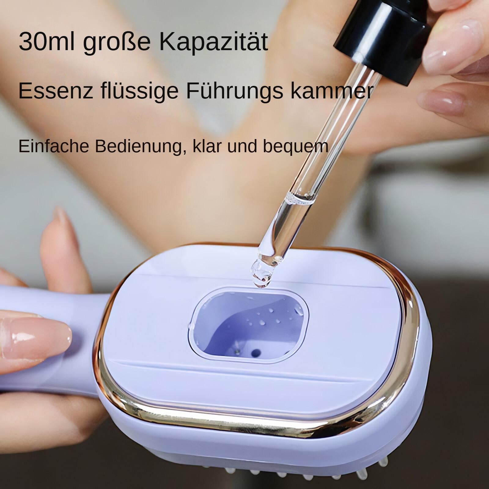 Eine Pipette gibt Flüssigkeit auf ein hellviolettes Gerät mit goldfarbenem Rand ab. Eine Hand hält die Pipette.