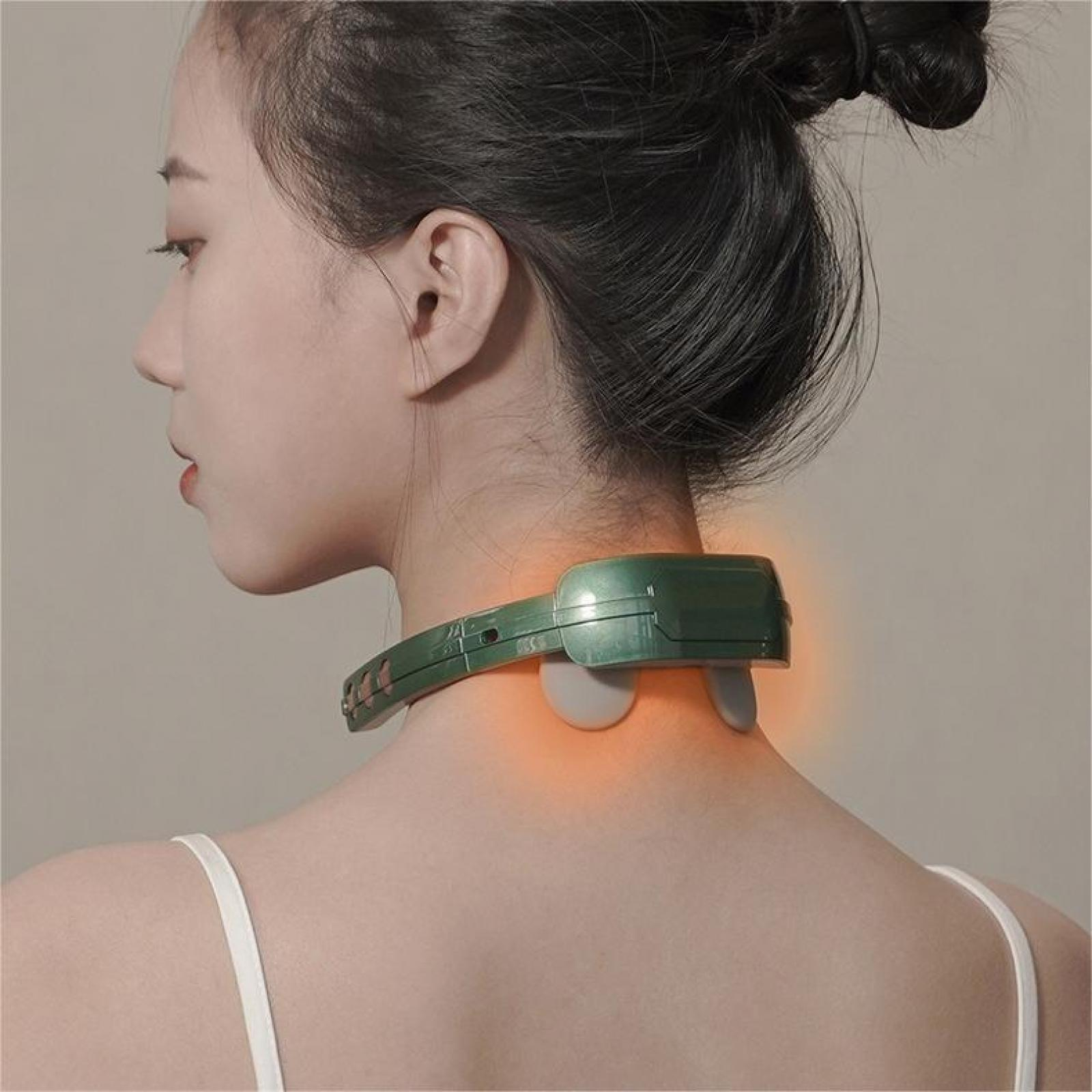Eine Frau trägt ein grünes Nackenmassagegerät. Ihr Haar ist hochgesteckt. Das Massagegerät hat ein orangefarbenes Licht.