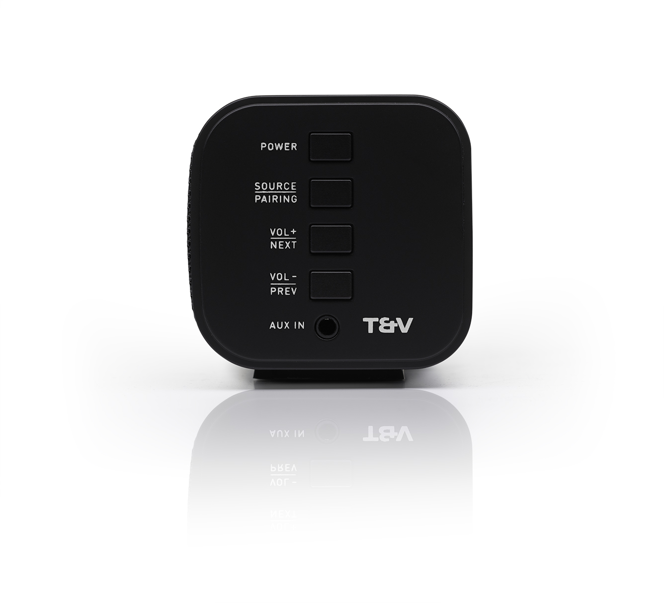 Siyah T&V soundbar önü. Düğmeler: güç, kaynak, ses ve aux girişi. Yansımalı beyaz arka plan.