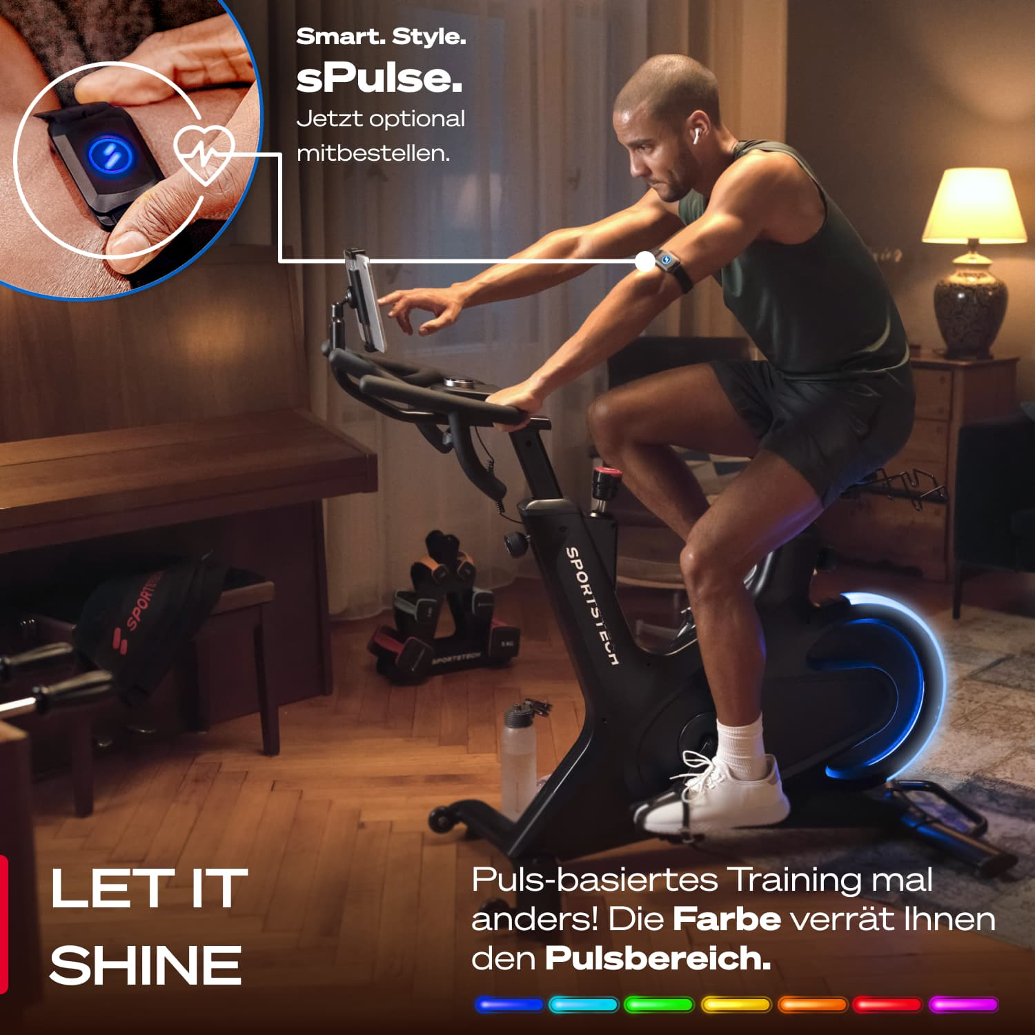 Mann auf dem Heimtrainer mit Herzfrequenzmesser. Das Fahrrad hat ein Display, die Szene umfasst eine Lampe, Hanteln und eine Wasserflasche.