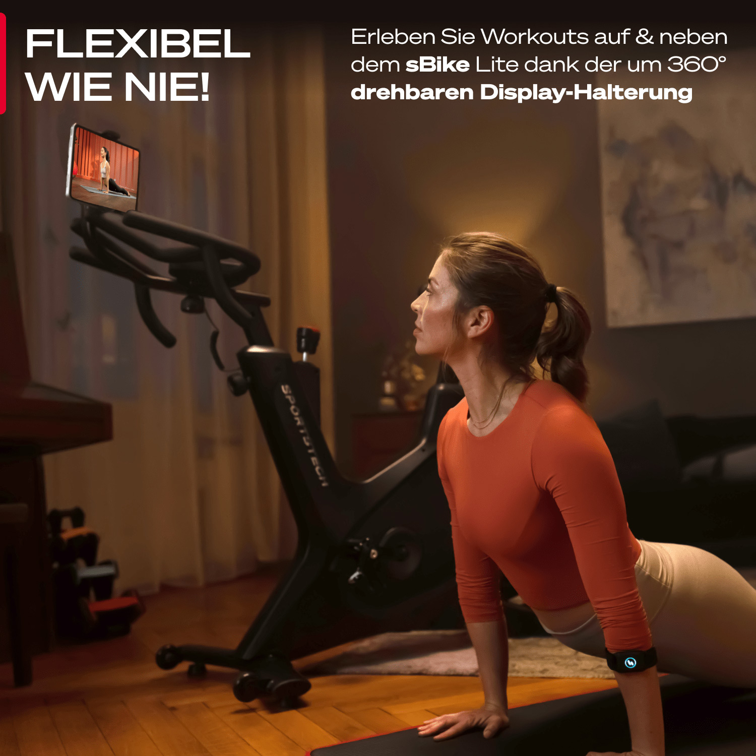 Eine Frau macht Yoga auf einer Matte, mit einer Smartwatch. Ein stationäres Fahrrad und ein Tablet mit einem Training im Hintergrund.