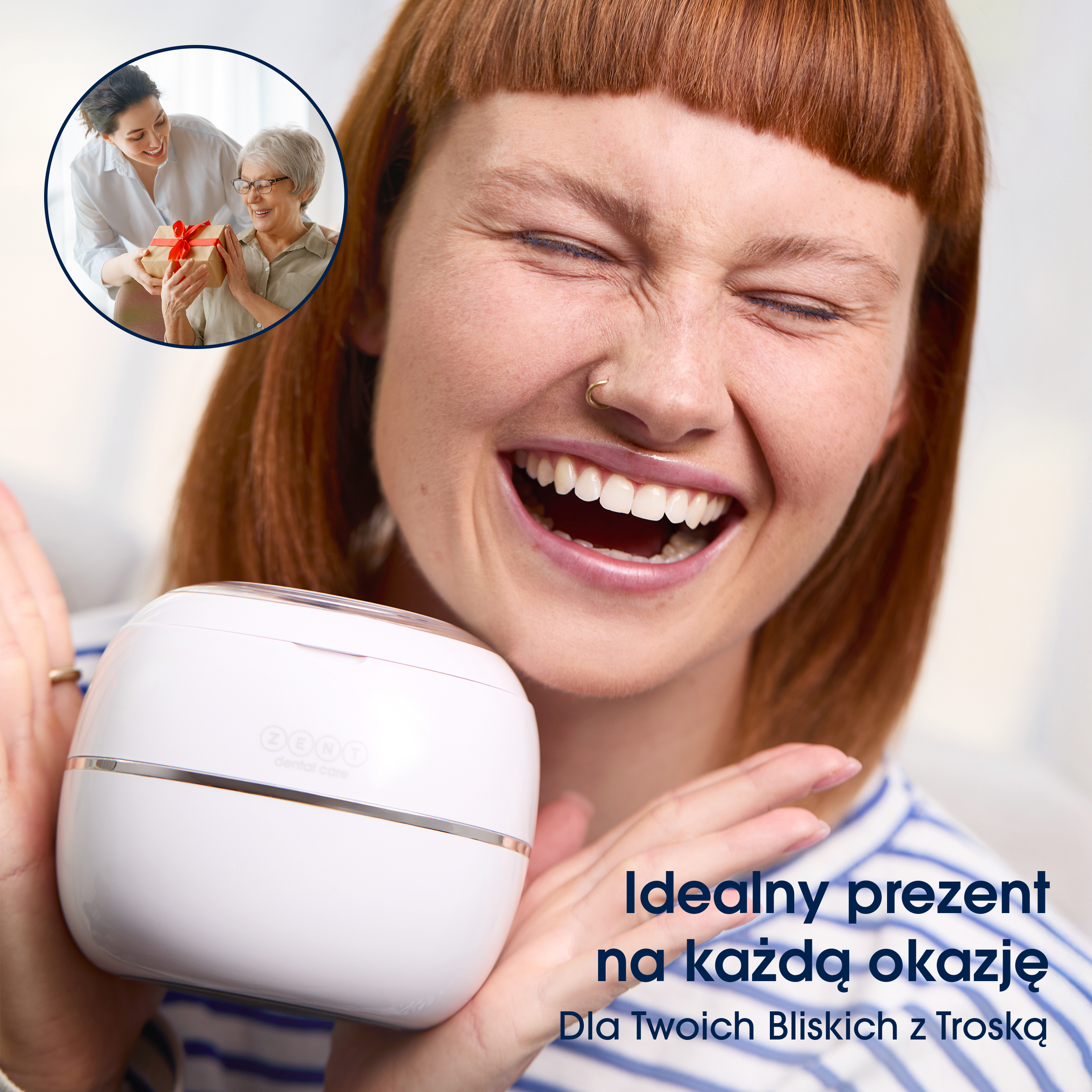Kobieta trzyma biały produkt, uśmiechnięta. Małe kółko pokazuje wymianę prezentów między dwiema kobietami.