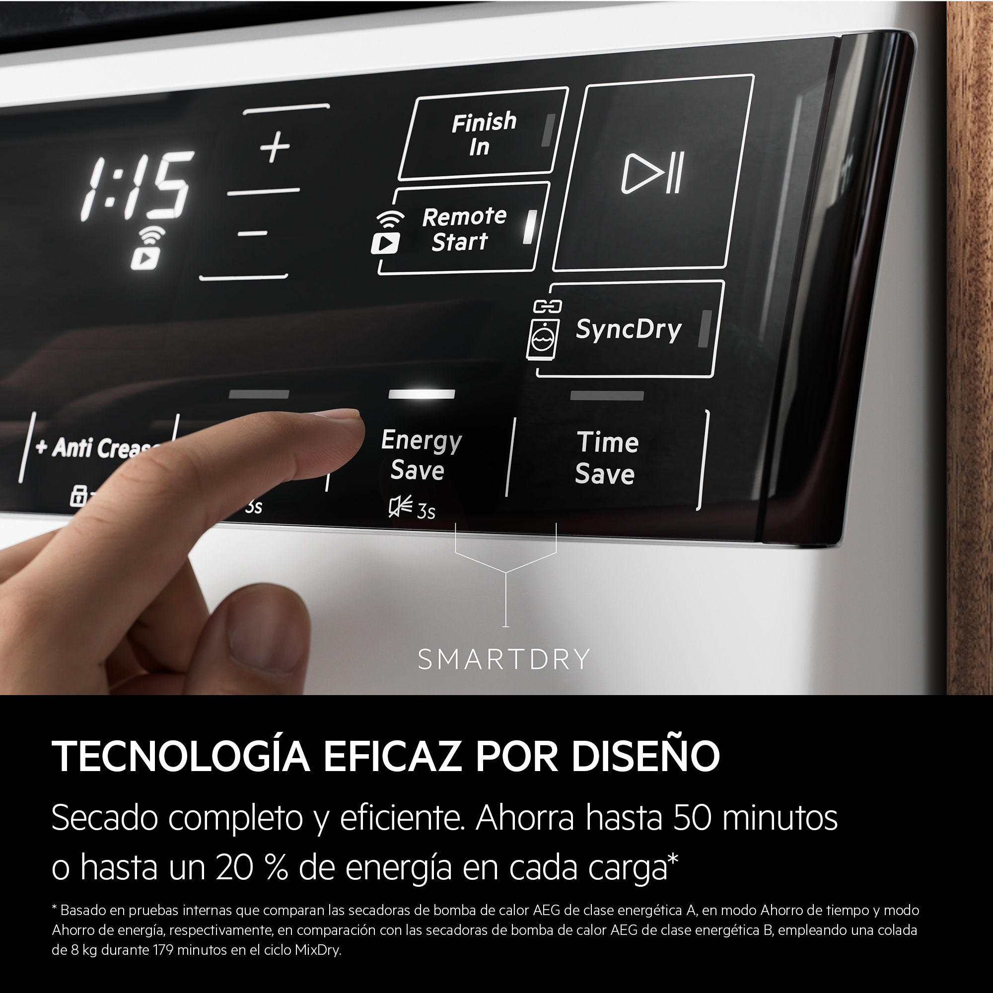 Una mano toca el botón 'Ahorro de energía' en un panel de control de secadora negro. Texto e iconos son visibles.
