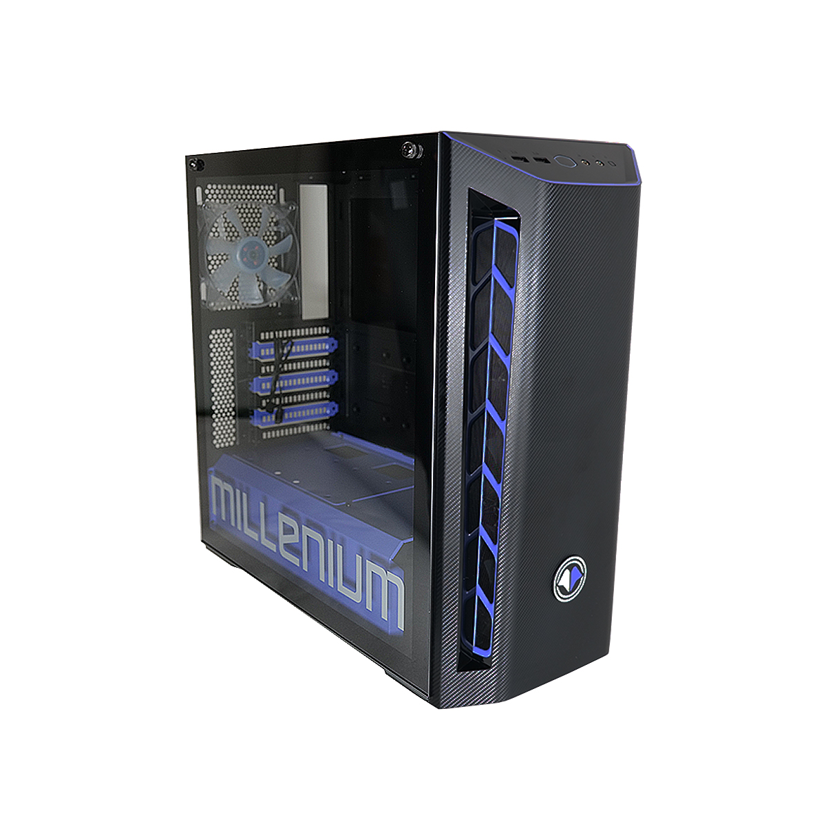 Un case per computer nero con dettagli blu e la scritta 'millenium'. Ha un pannello laterale in vetro.